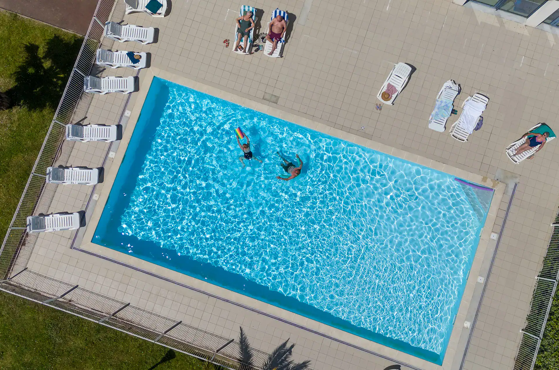 Heated outdoor swimming pool at the Goélia Le Domaine des Mauriers holiday residence 