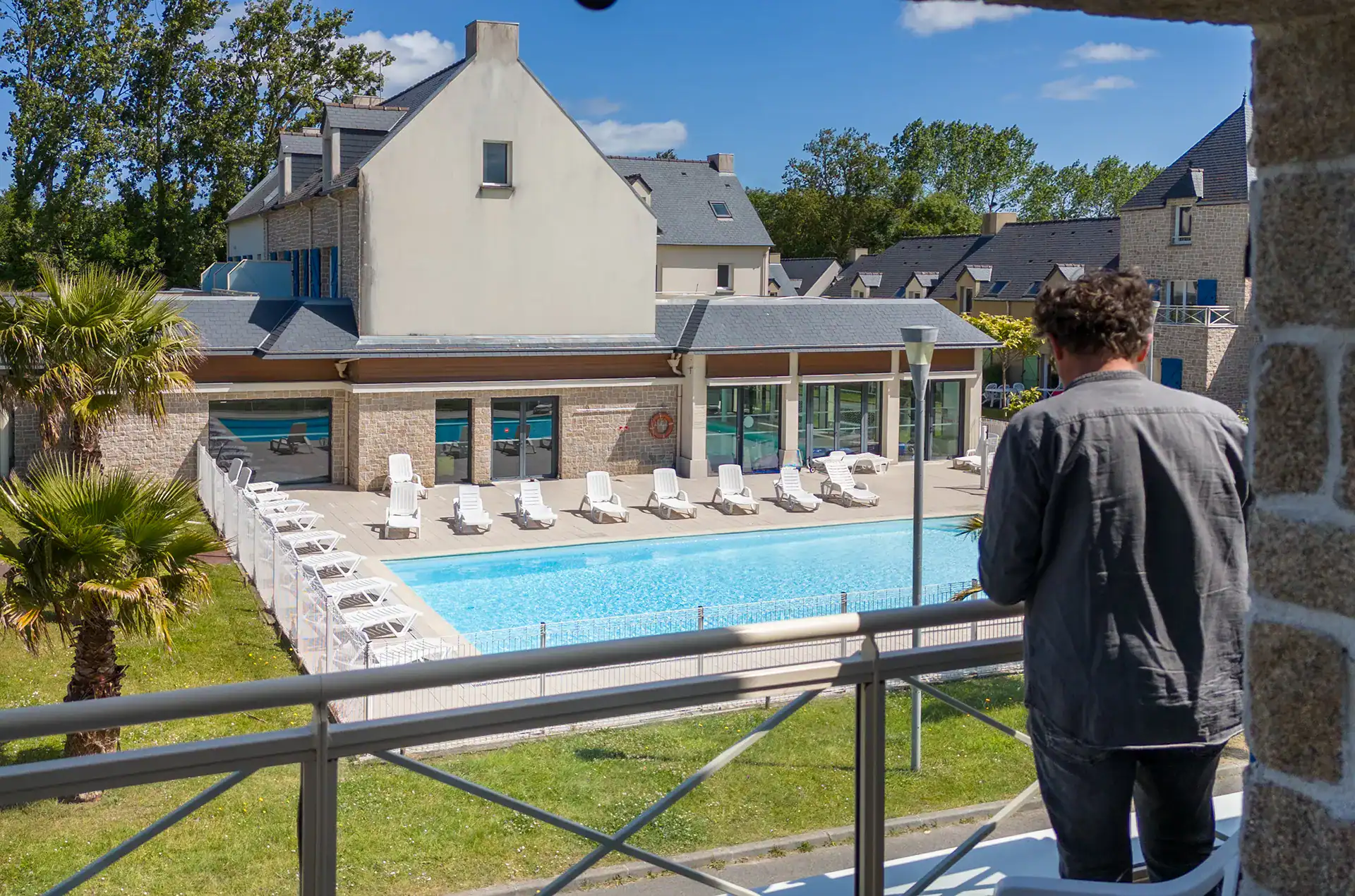 Heated outdoor swimming pool at the Goélia Le Domaine des Mauriers holiday residence 