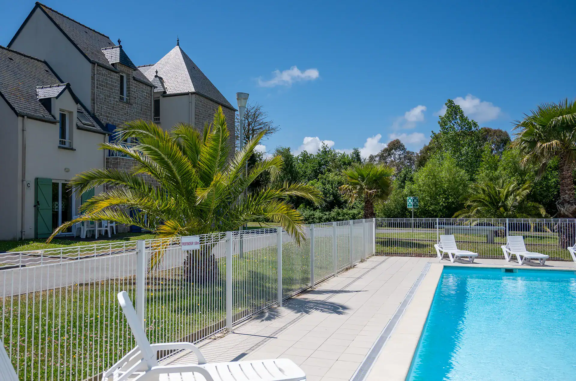 Heated outdoor swimming pool at the Goélia Le Domaine des Mauriers holiday residence 