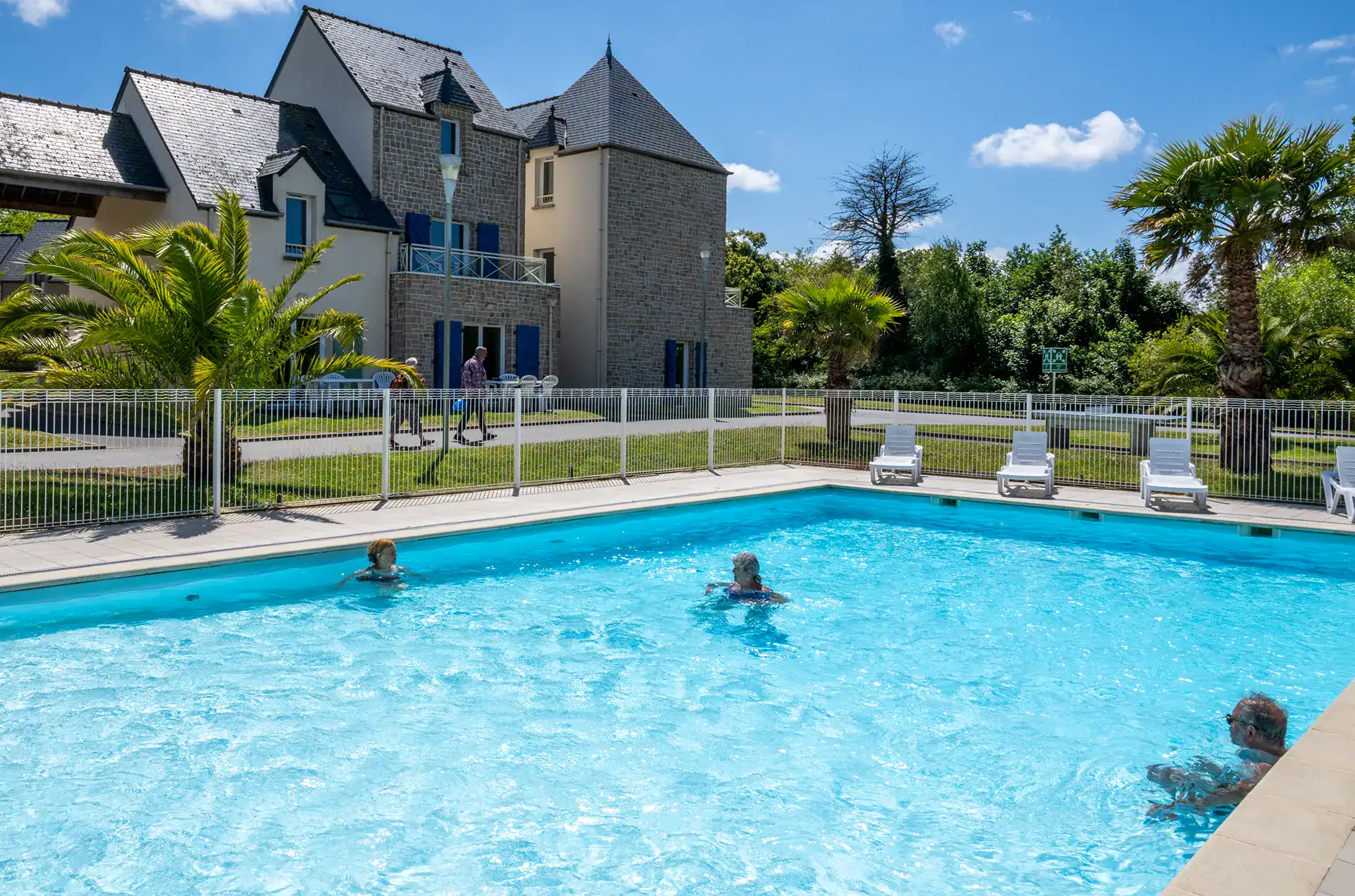 Heated outdoor swimming pool at the Goélia Le Domaine des Mauriers holiday residence 