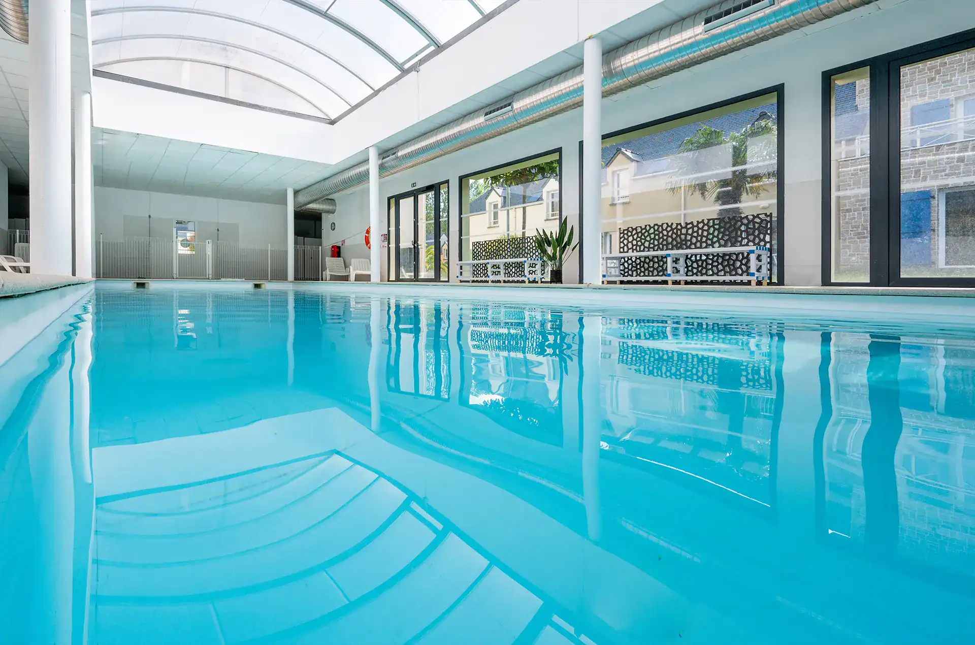 Heated indoor swimming pool at the Goélia Le Domaine des Mauriers holiday residence 
