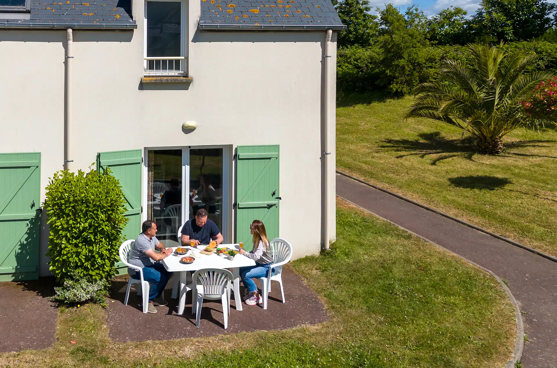 Example of a terrace at the Goélia le Domaine des Mauriers holiday residence in Saint-Malo
