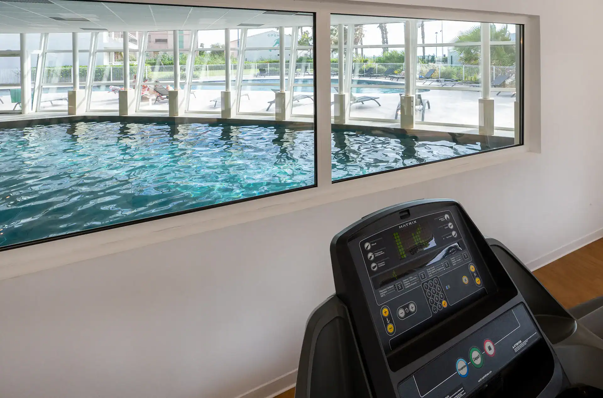 Fitness room and heated indoor swimming pool at the Goélia Le Cap Azur holiday residence in Saint-Mandrier 