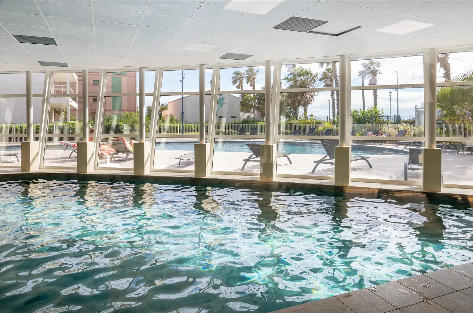 Heated indoor swimming-pool at th Goélia Le Cap Azur holiday residence in Saint-Mandrier 
