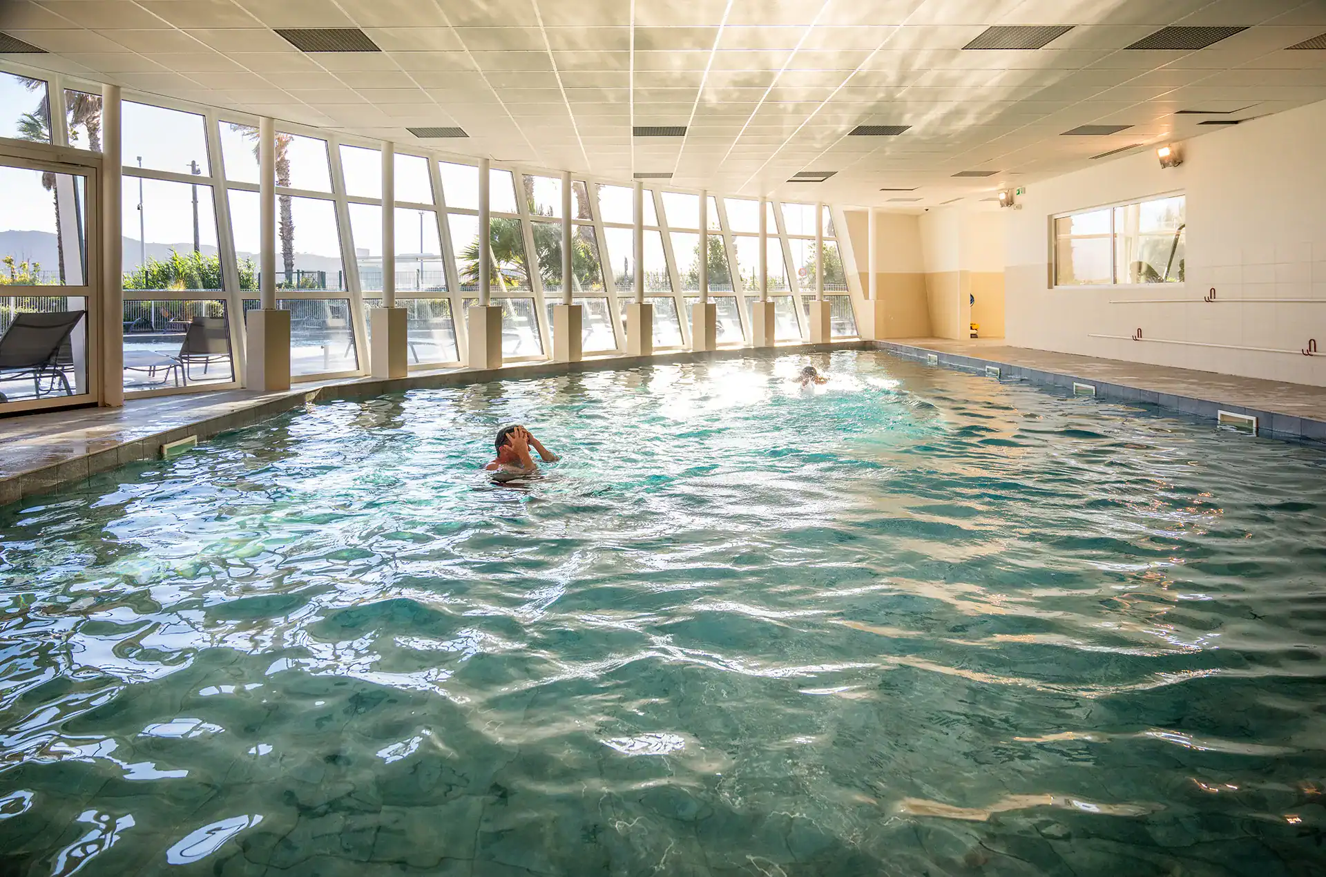 Heated indoor swimming-pool at th Goélia Le Cap Azur holiday residence in Saint-Mandrier 