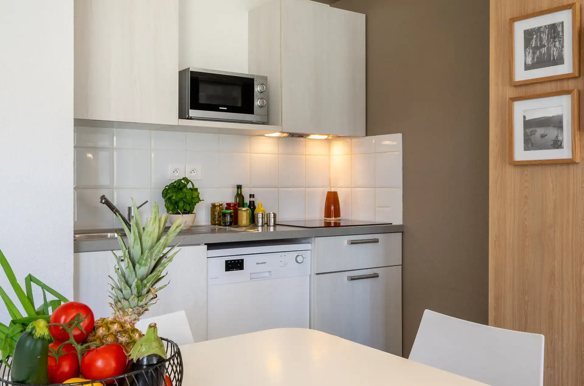 Example of the kitchen of an accommodation unit at the Goélia Le Cap Azur holiday residence in Saint-Mandrier