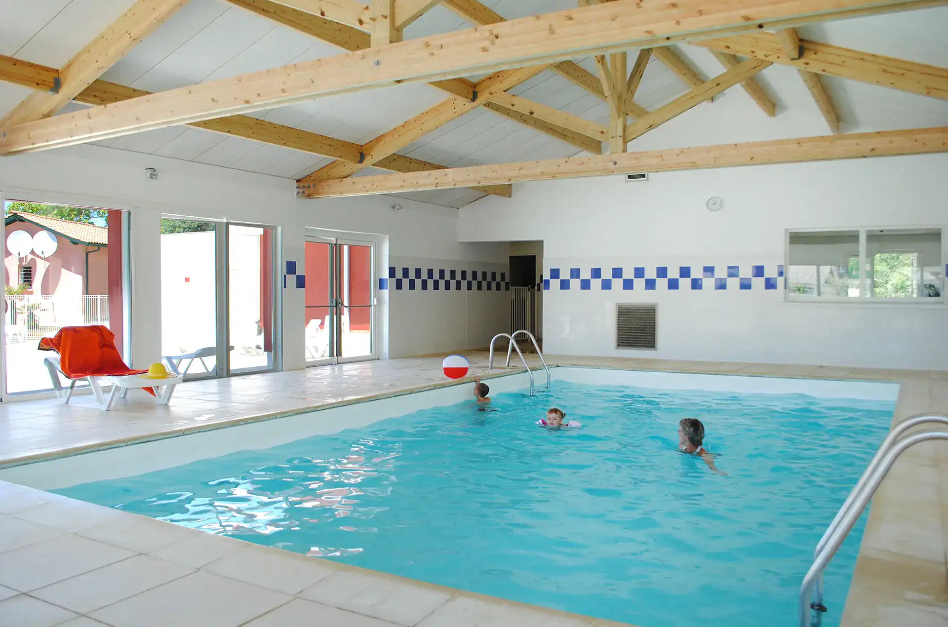 Indoor swimming pool at the Goélia Les Rives de St Brice holiday residence in Arès, near Arcachon Bay