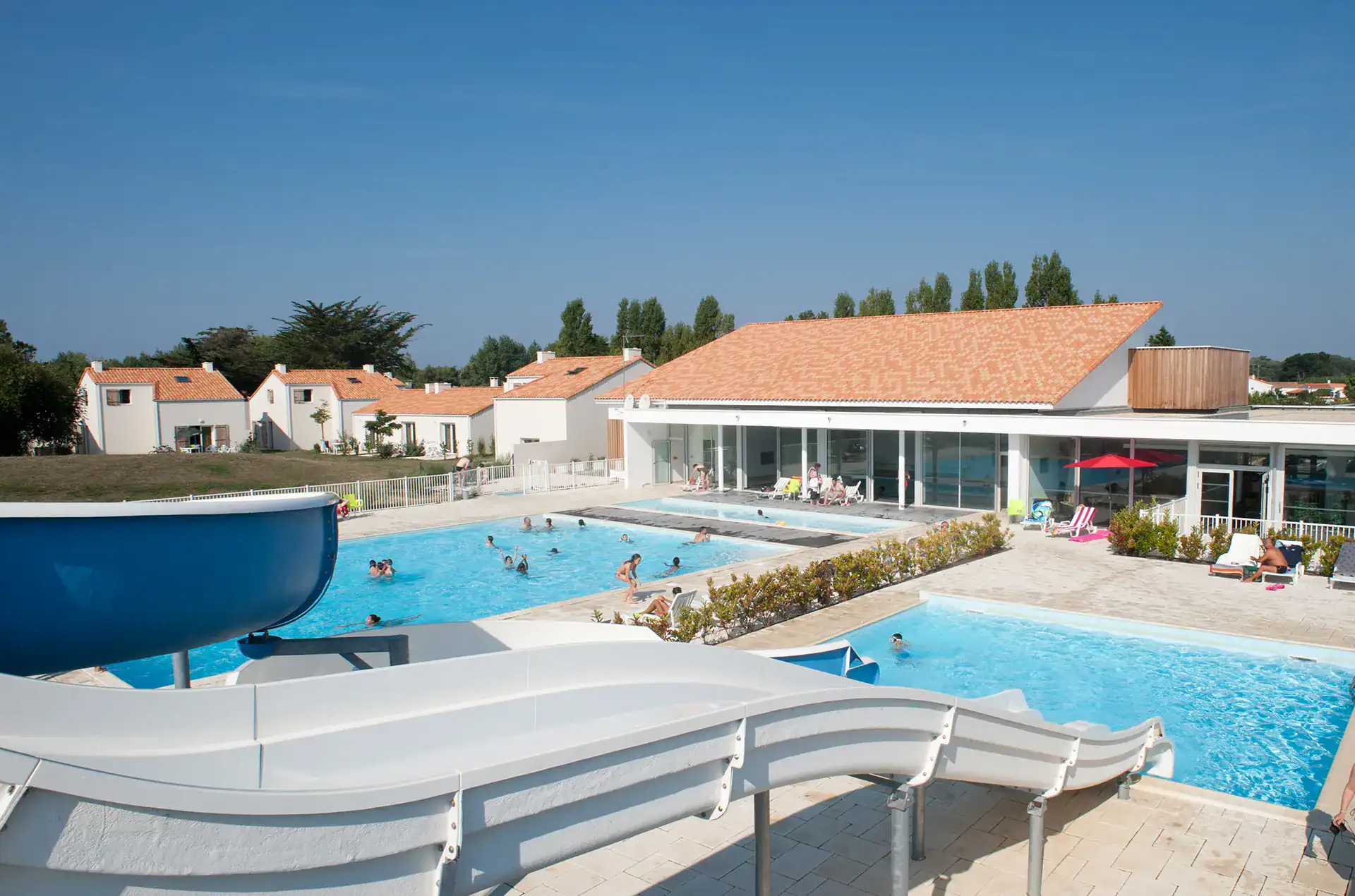 Piscine extérieure chauffée de la résidence de vacances Goélia Les grands Rochers aux Sables d'Olonne 