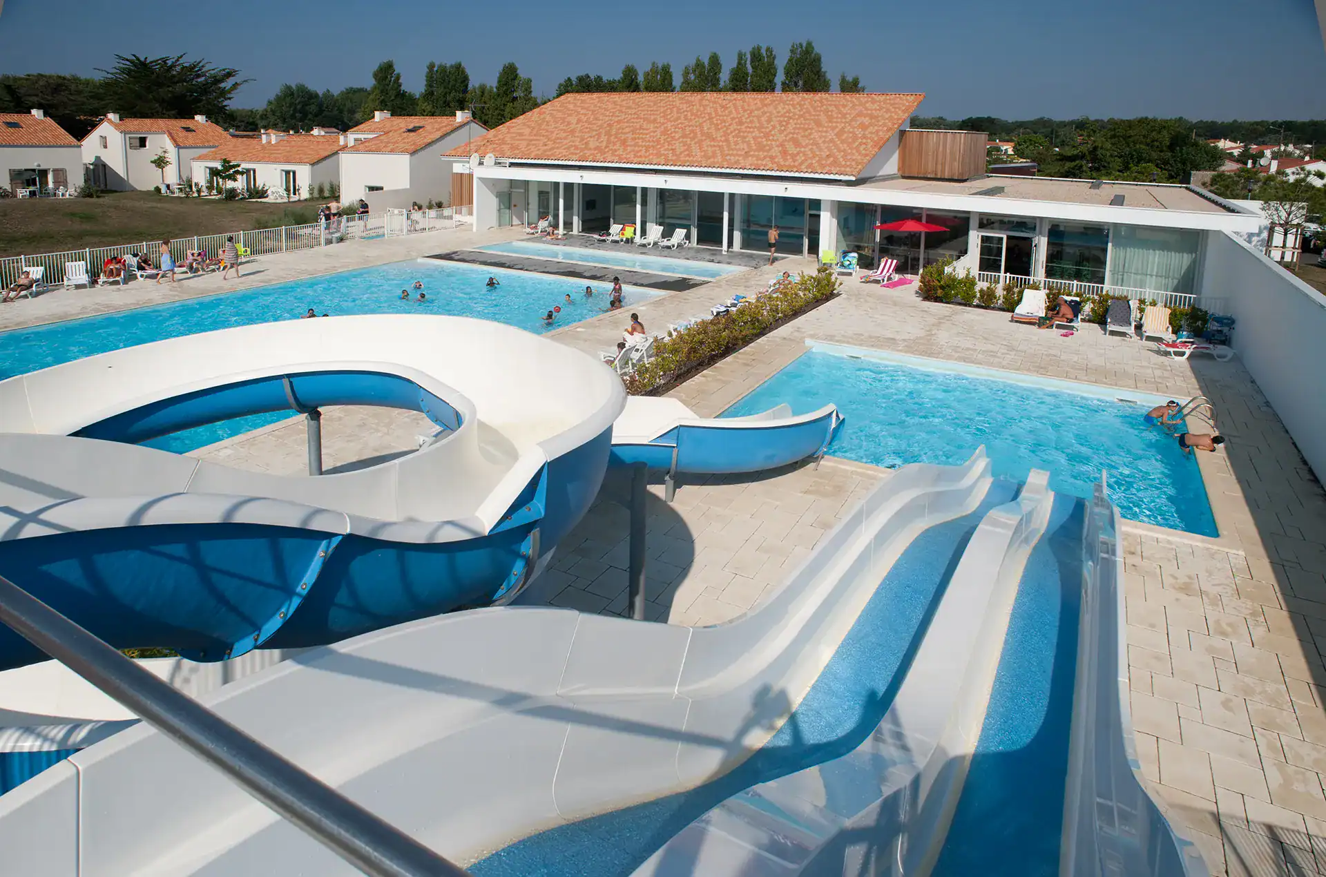 Piscine extérieure chauffée de la résidence de vacances Goélia Les grands Rochers aux Sables d'Olonne