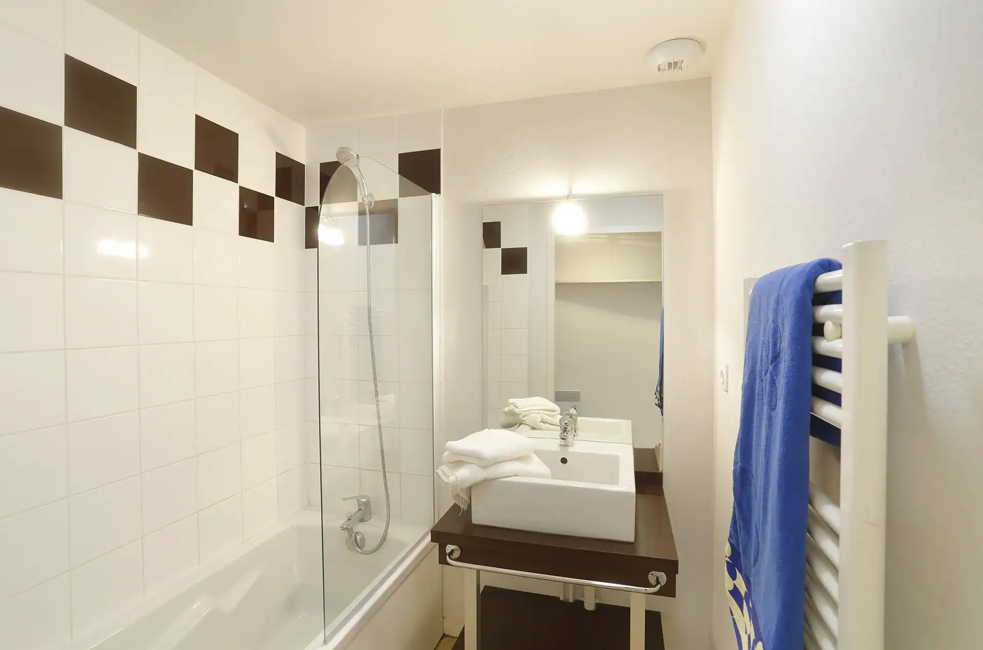 Exemple d'une salle de bain de la résidence de vacances Goélia Les grands Rochers aux Sables d'Olonne 