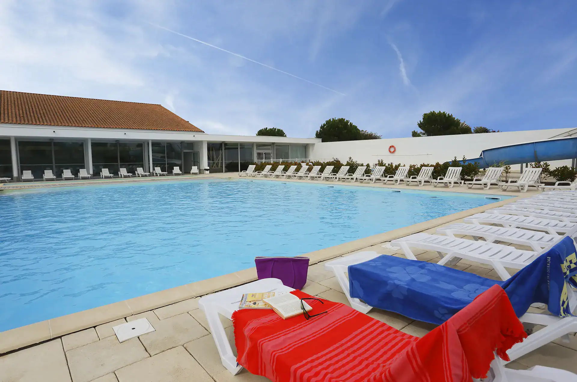 Piscine extérieure chauffée de la résidence de vacances Goélia Les grands Rochers aux Sables d'Olonne 