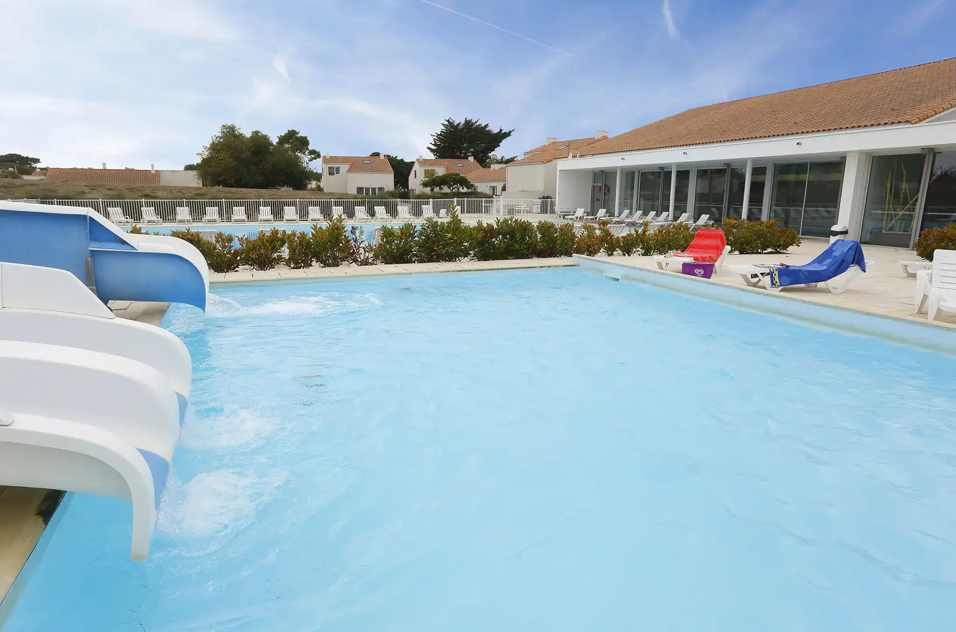 Piscine extérieure chauffée de la résidence de vacances Goélia Les grands Rochers aux Sables d'Olonne 