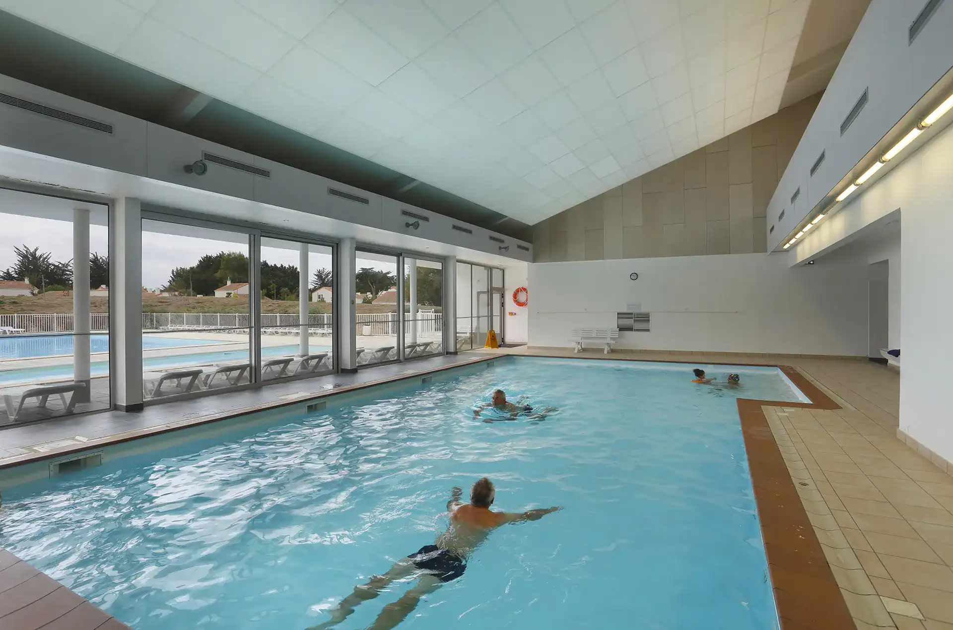 Piscine intérieure chauffée de la résidence de vacances Goélia Les grands Rochers aux Sables d'Olonne 
