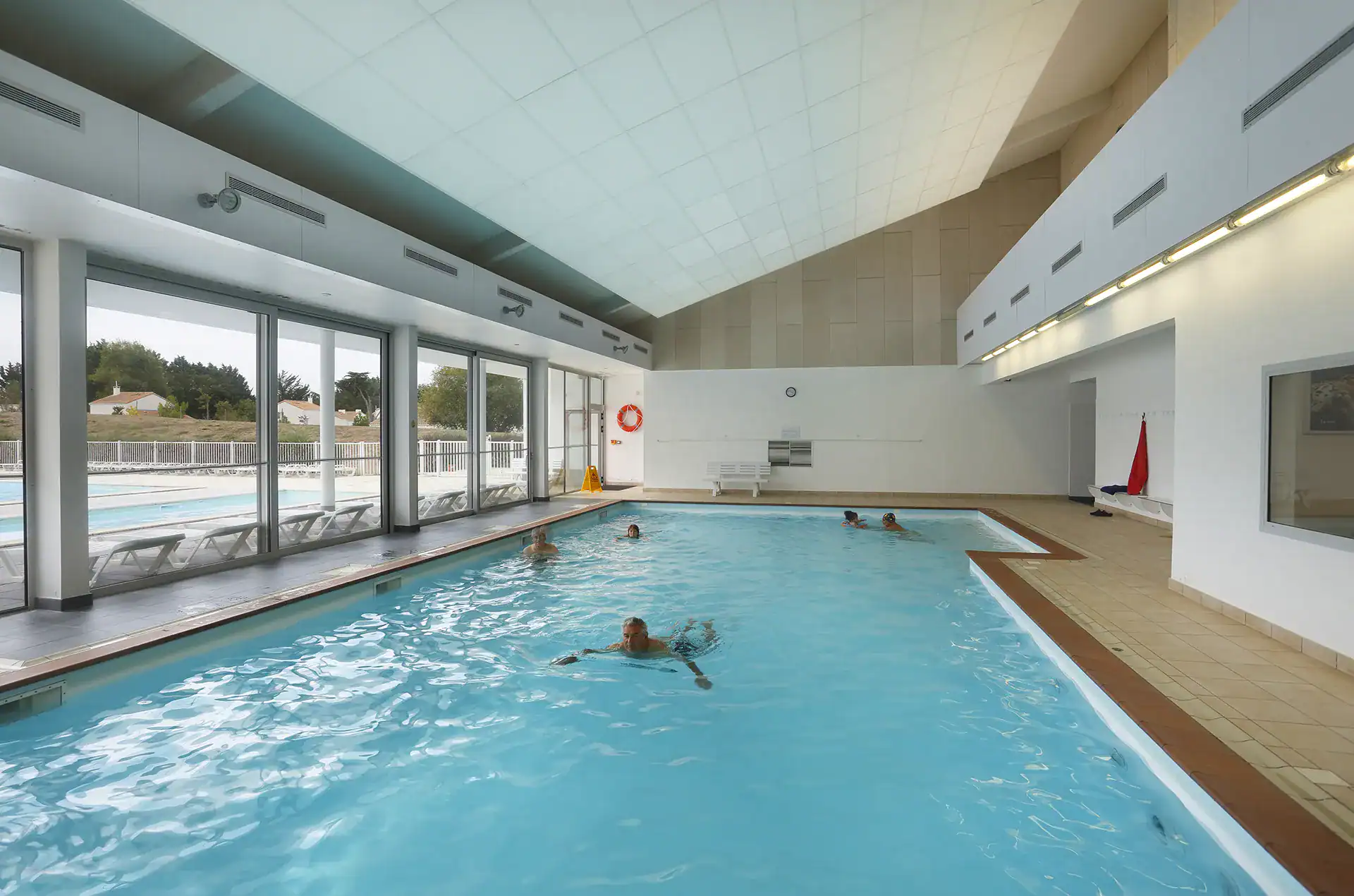 Piscine intérieure chauffée de la résidence de vacances Goélia Les grands Rochers aux Sables d'Olonne 
