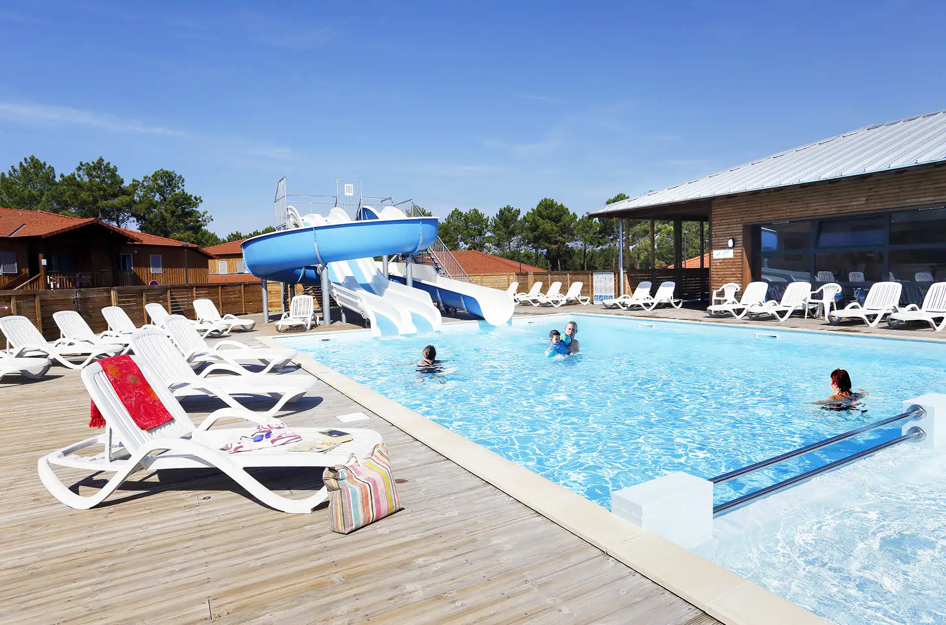 Piscine extérieure chauffée de la résidence de vacances Goélia le Domaine des Dunes à Mimizan