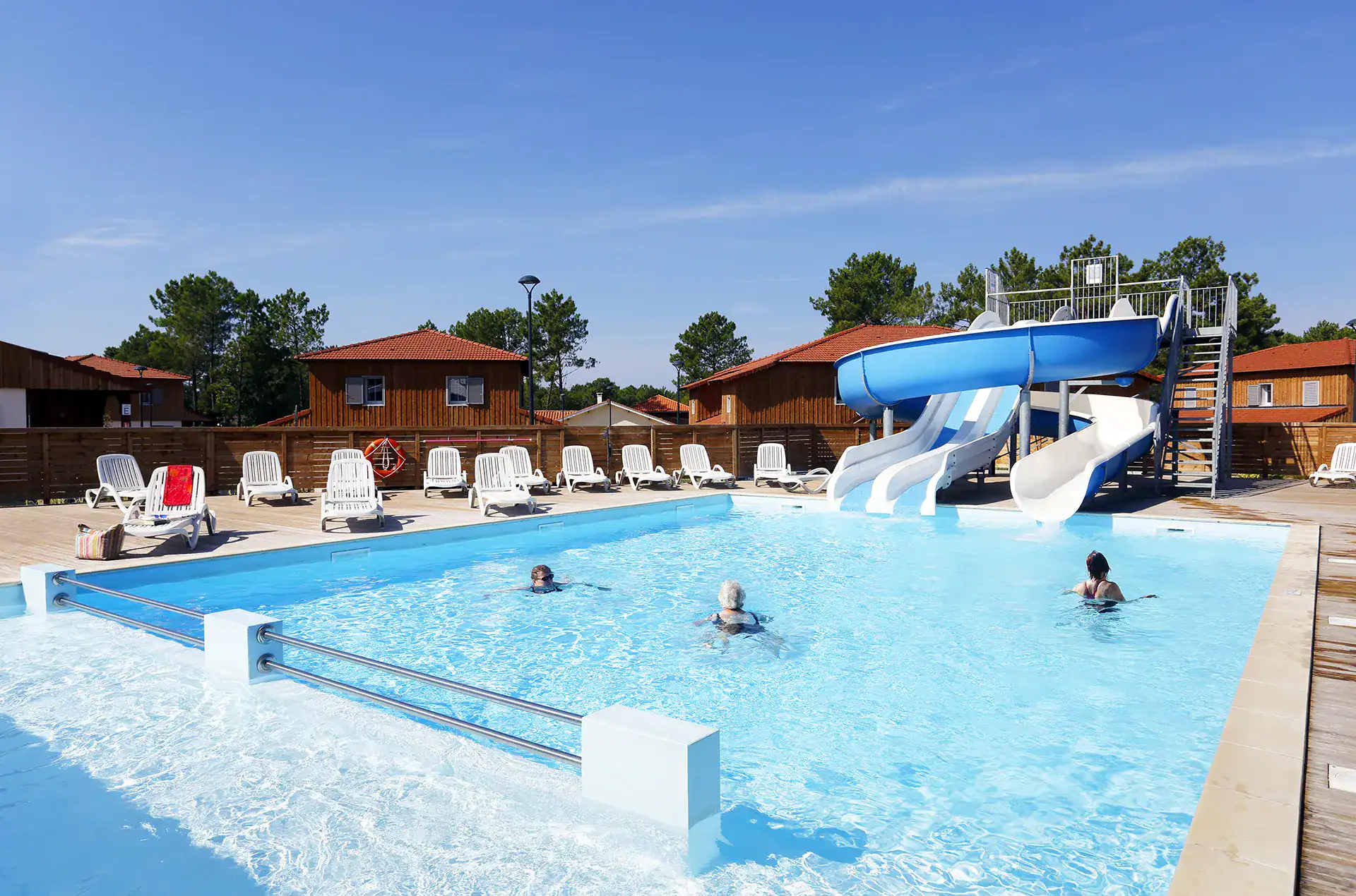 Piscine extérieure chauffée de la résidence de vacances Goélia le Domaine des Dunes à Mimizan