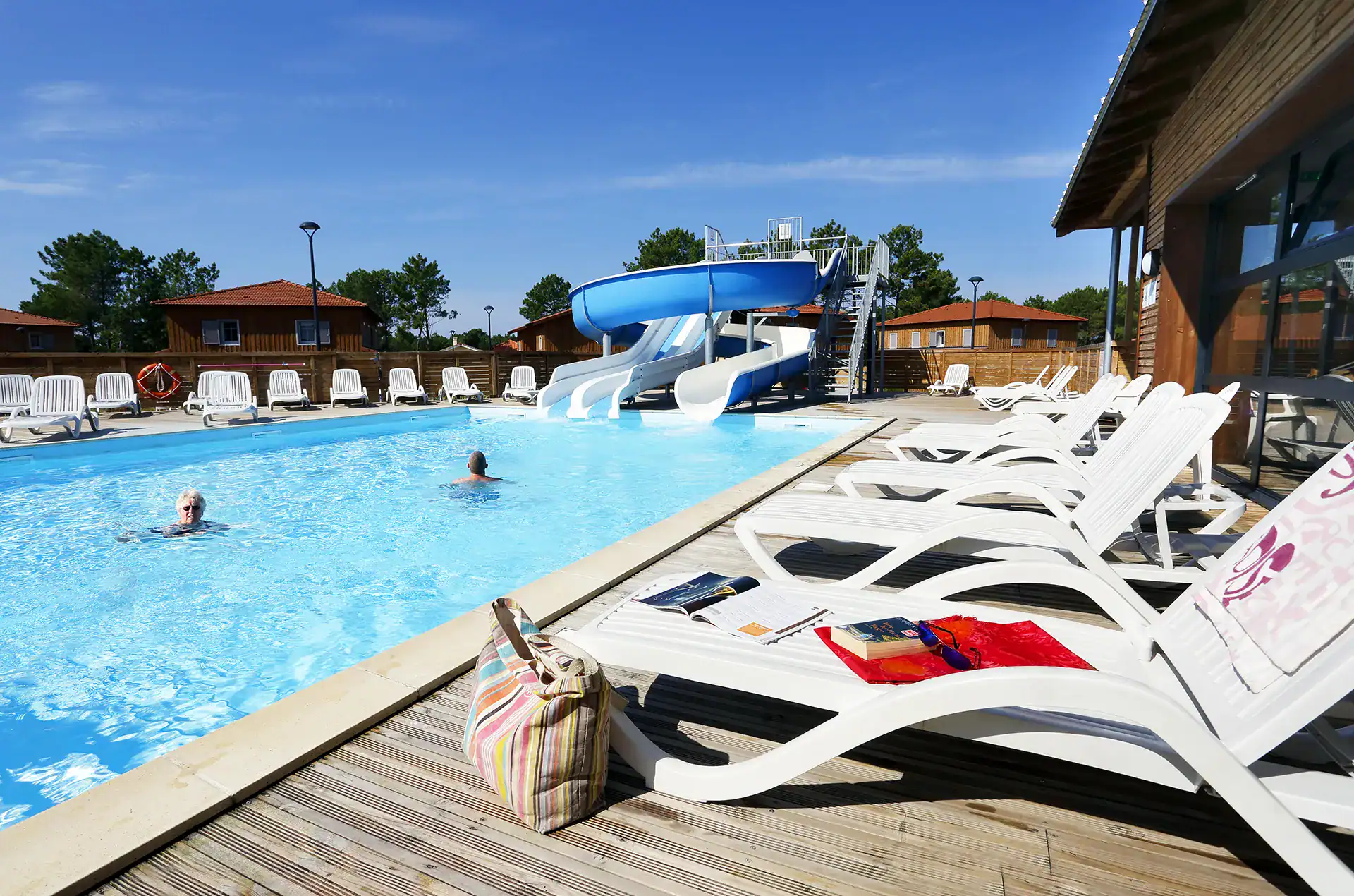 Piscine extérieure chauffée de la résidence de vacances Goélia le Domaine des Dunes à Mimizan