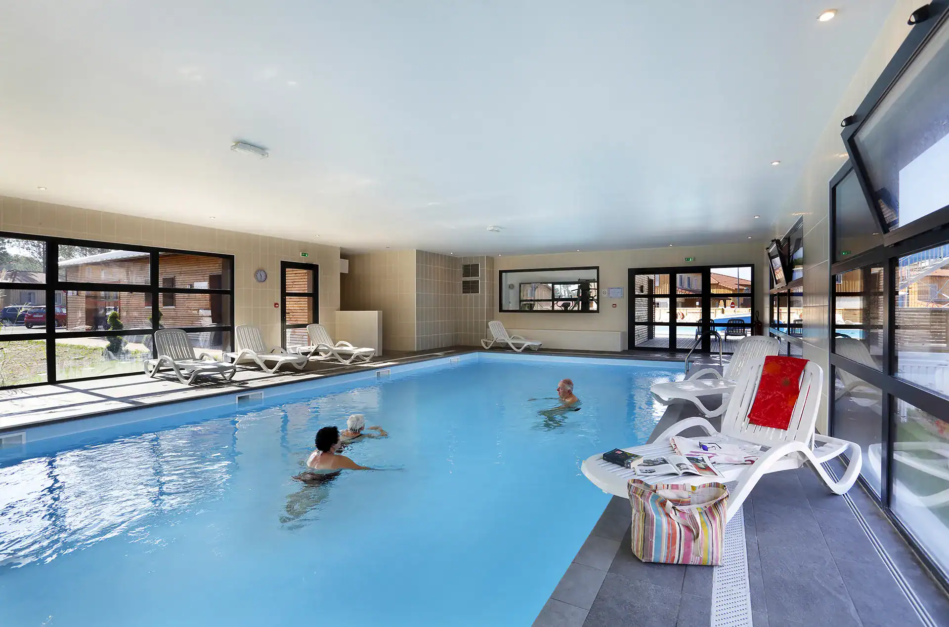 Piscine intérieure chauffée de la résidence de vacances Goélia le Domaine des Dunes à Mimizan