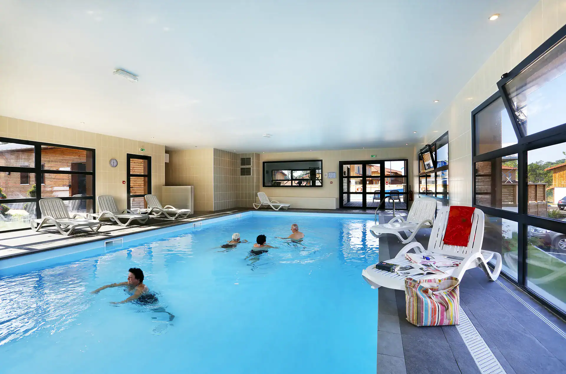 Piscine intérieure chauffée de la résidence de vacances Goélia le Domaine des Dunes à Mimizan