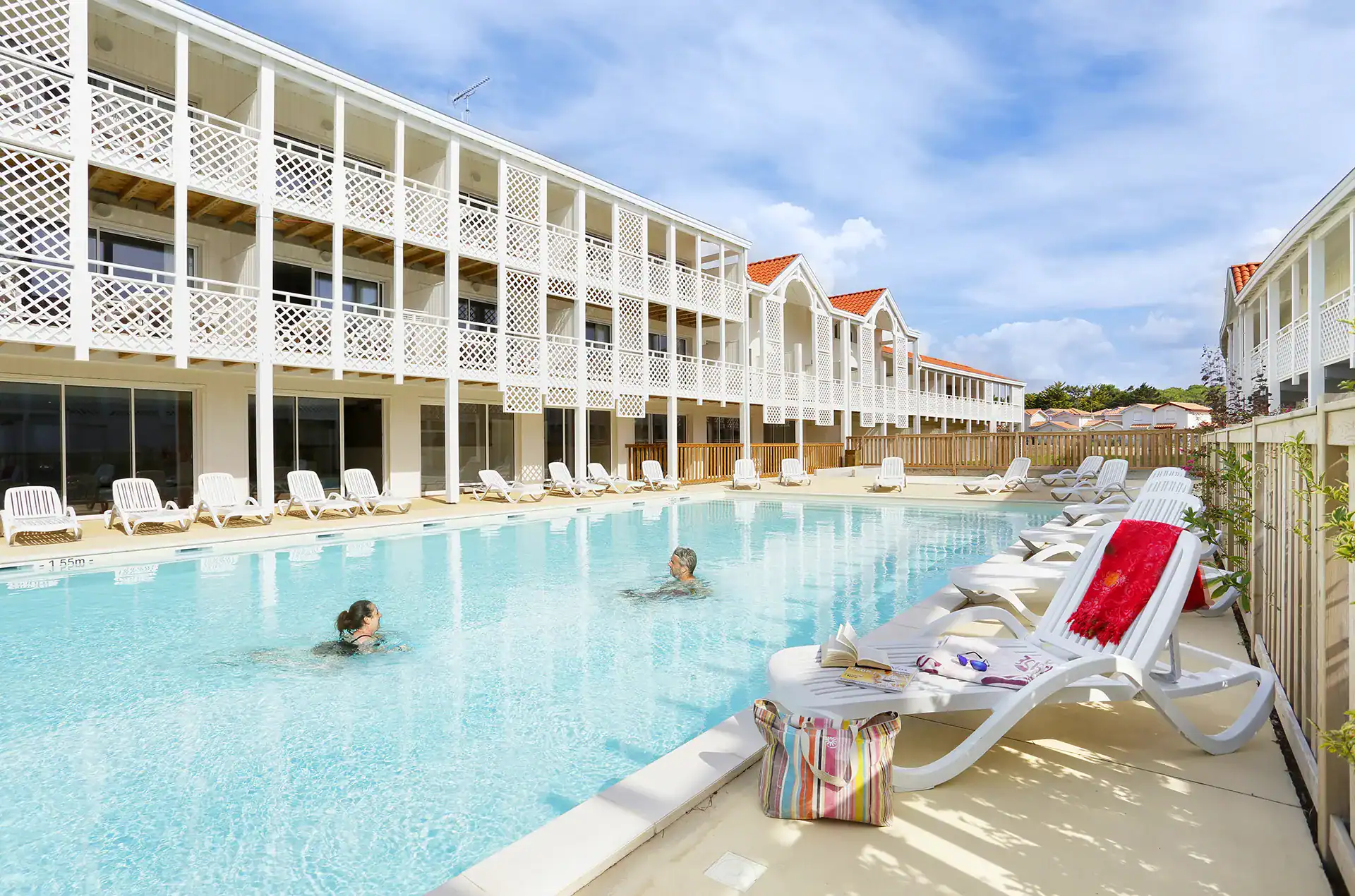 Heated outdoor swimming pool at the Goélia Les Balcons Pêcheurs holiday residence in Mimizan