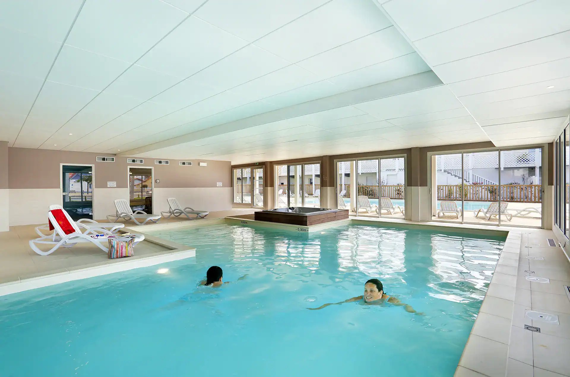 Heated indoor swimming pool at the Goélia Les Balcons Pêcheurs holiday residence in Mimizan