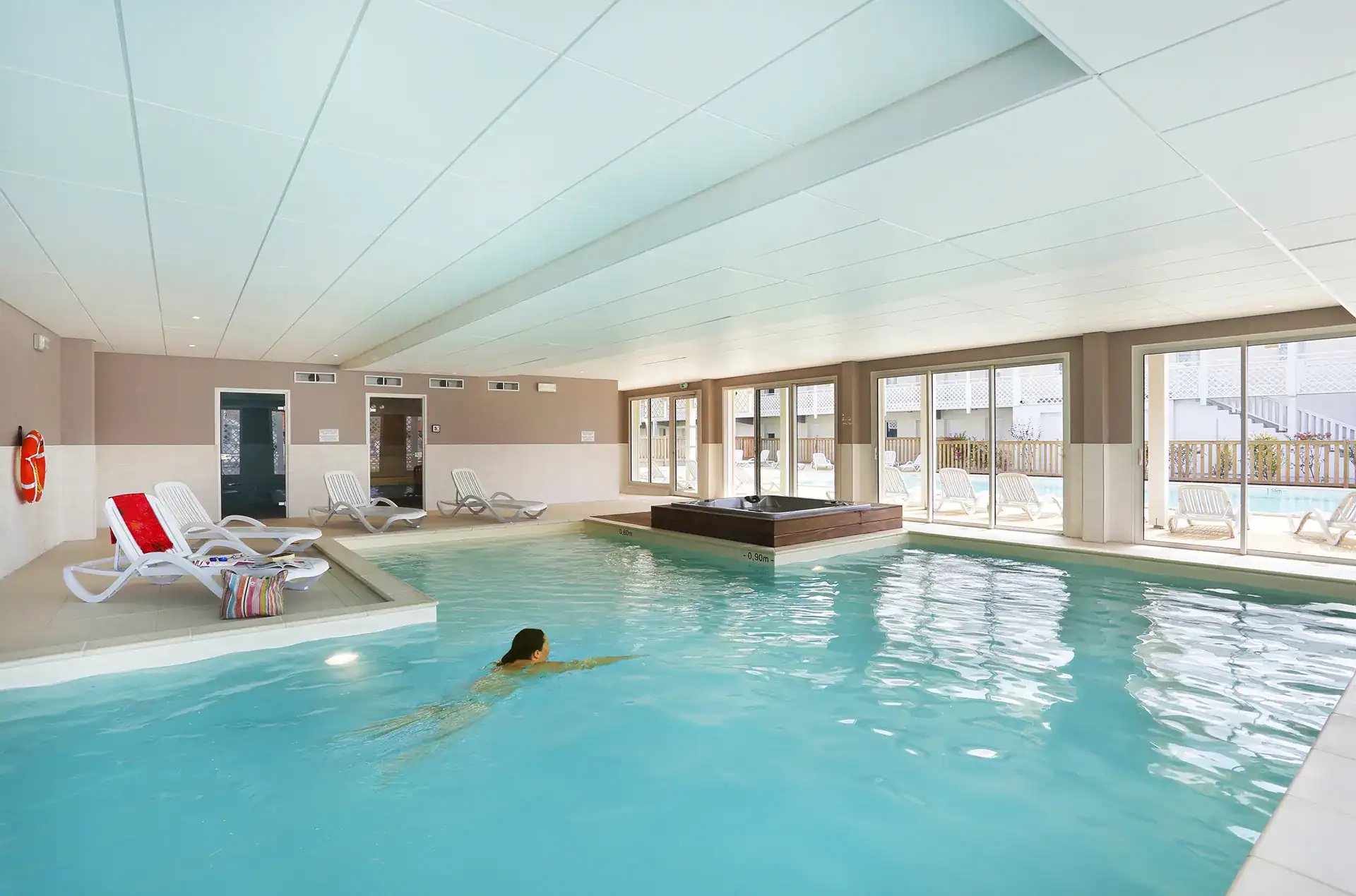Heated indoor swimming pool at the Goélia Les Balcons Pêcheurs holiday residence in Mimizan