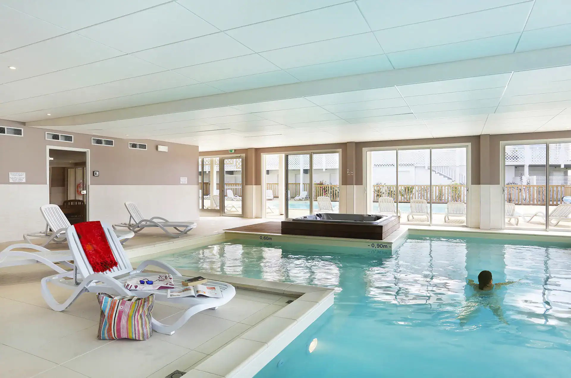Heated indoor swimming pool at the Goélia Les Balcons Pêcheurs holiday residence in Mimizan