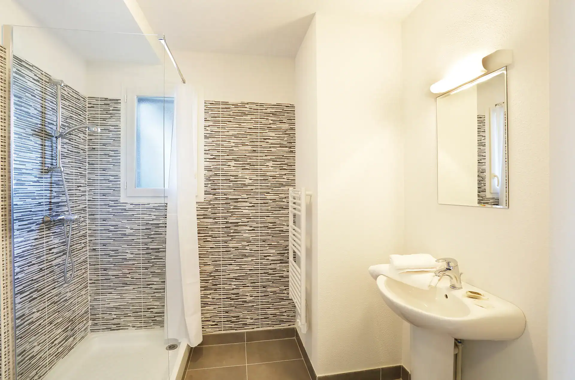 Example of a bathroom in a villa at the Goélia Les Balcons des pêcheurs holiday residence in Mimizan