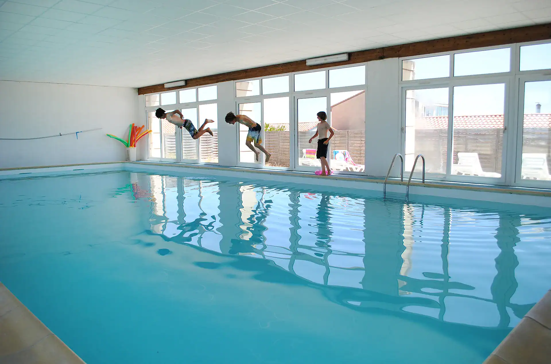 Piscine intérieure chauffée de la résidence de vacances Goélia Les Gourbets à Mimizan