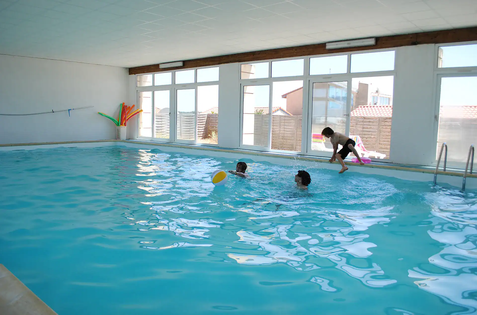 Piscine intérieure chauffée de la résidence de vacances Goélia Les Gourbets à Mimizan