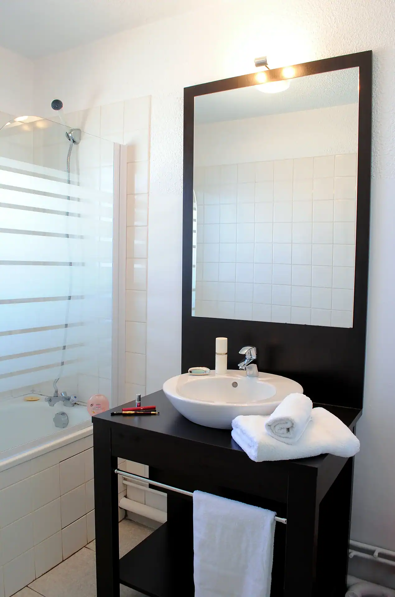 Exemple d'une salle de bain de la résidence de vacances Goélia Les Gourbets à Mimizan avec vue sur mer