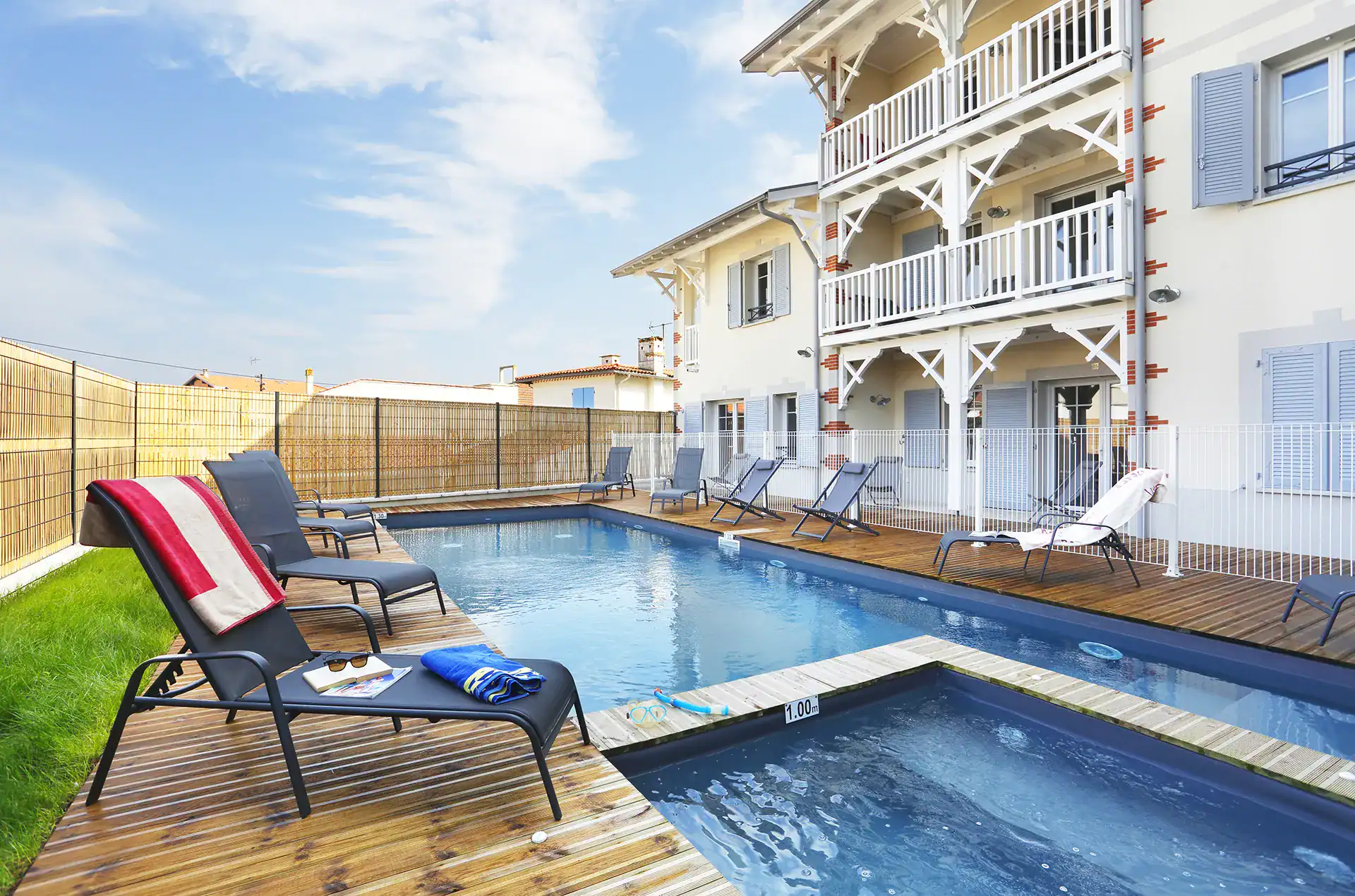 Heated outdoor swimming pool at the Goélia holiday residence The beach market in Mimizan