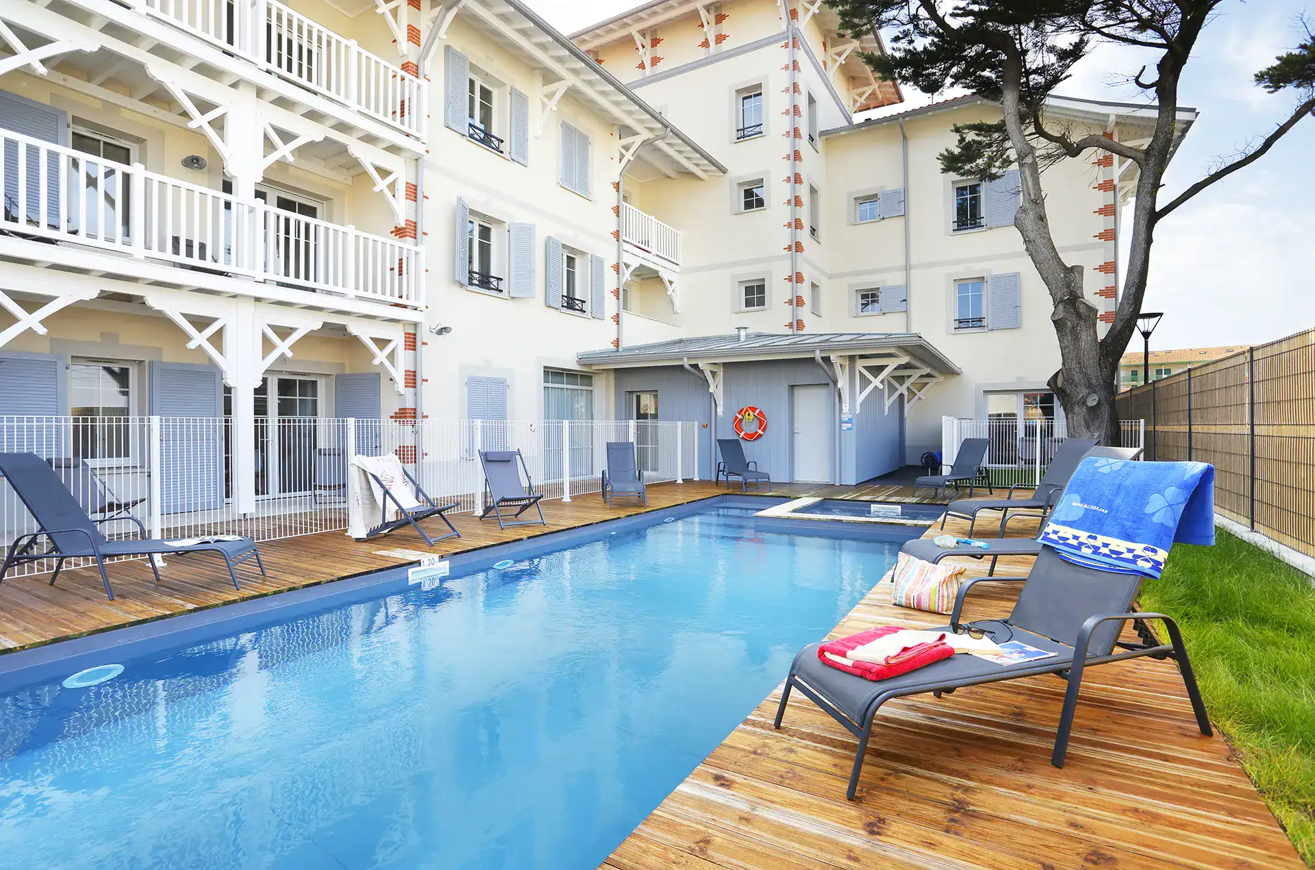 Heated outdoor swimming pool at the Goélia holiday residence The beach market in Mimizan