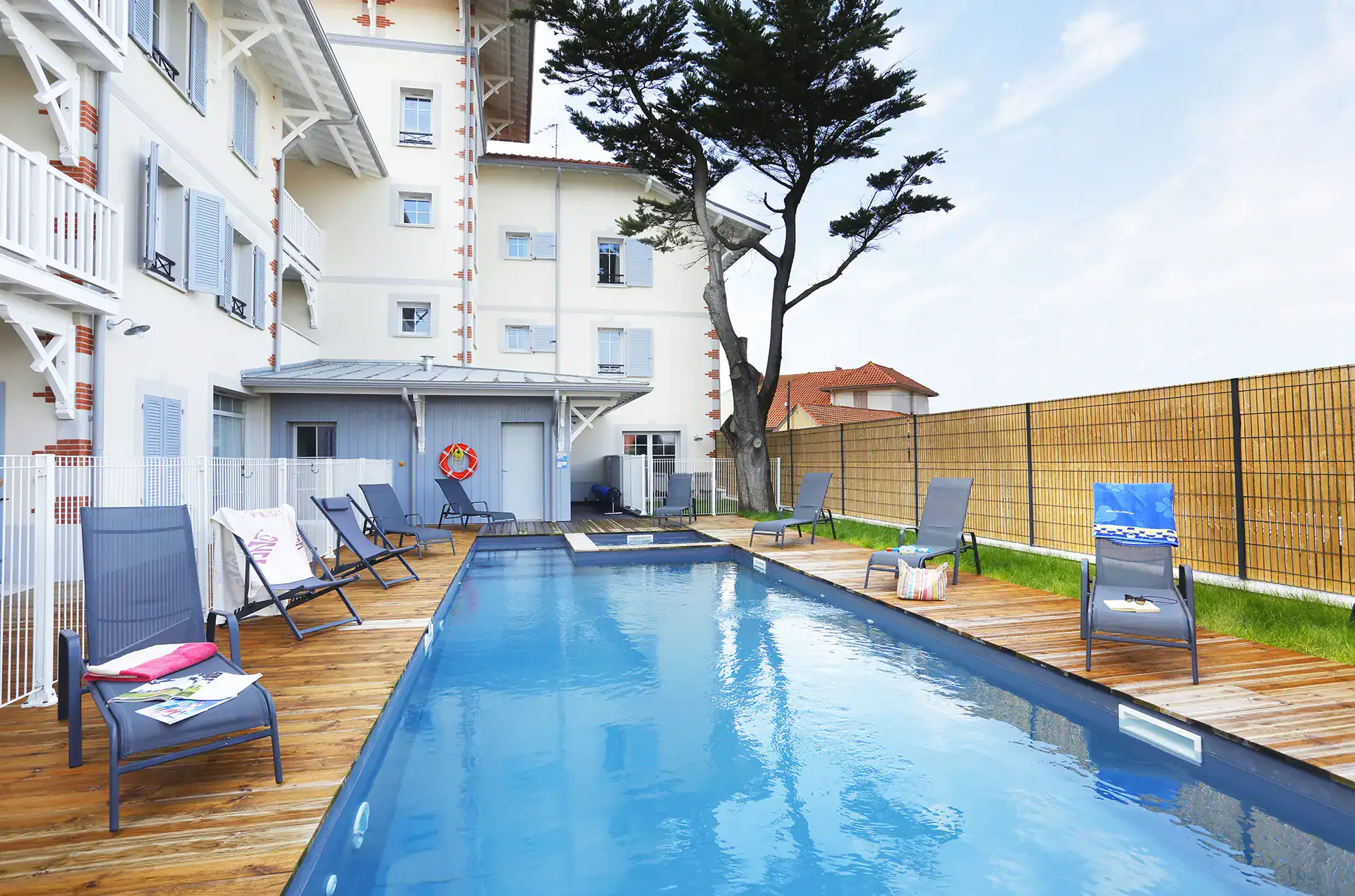 Heated outdoor swimming pool at the Goélia holiday residence The beach market in Mimizan