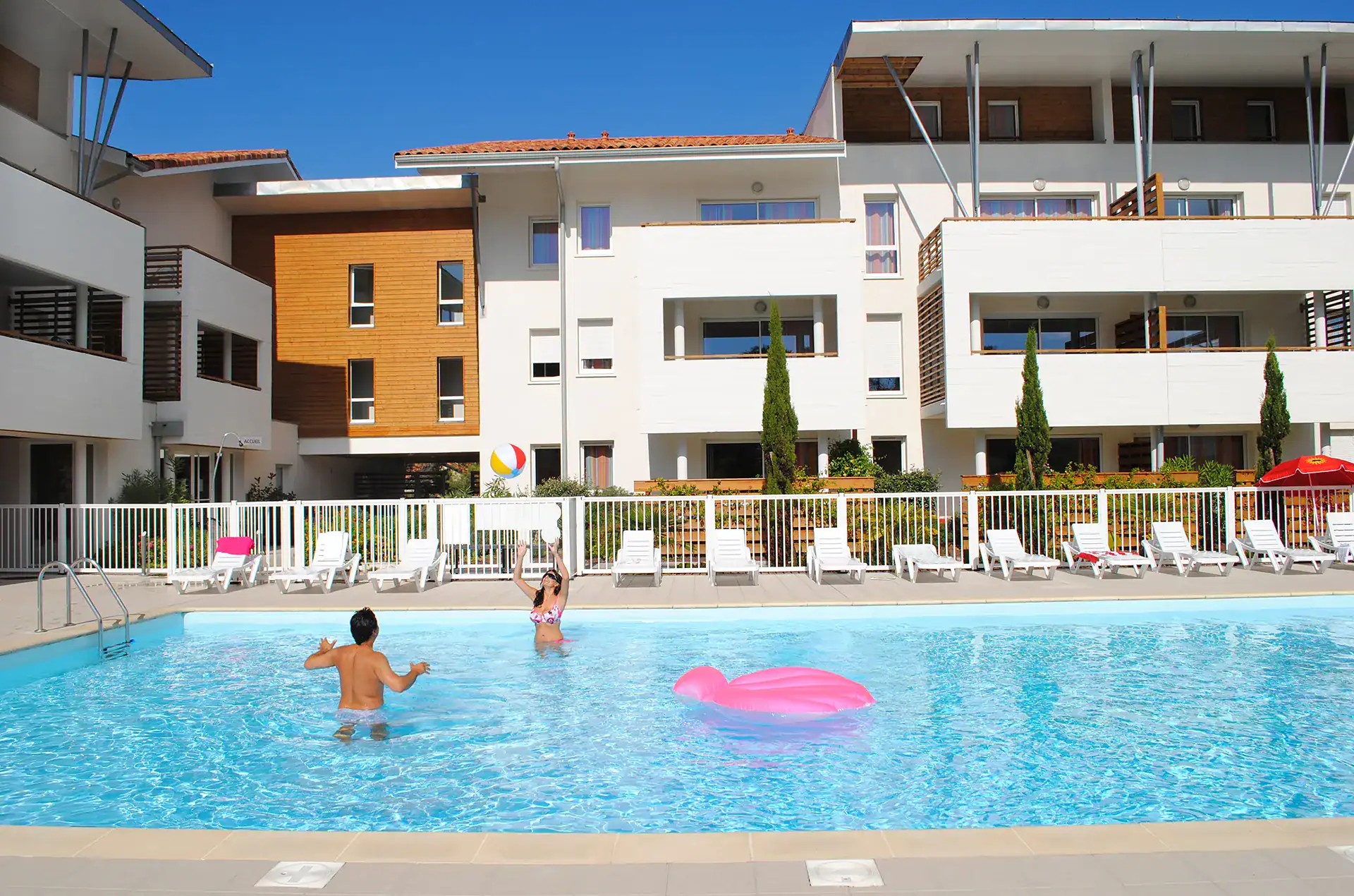 Piscine extérieure de la résidence de vacances Goélia Les Terrasses de l'Océan à Moliets