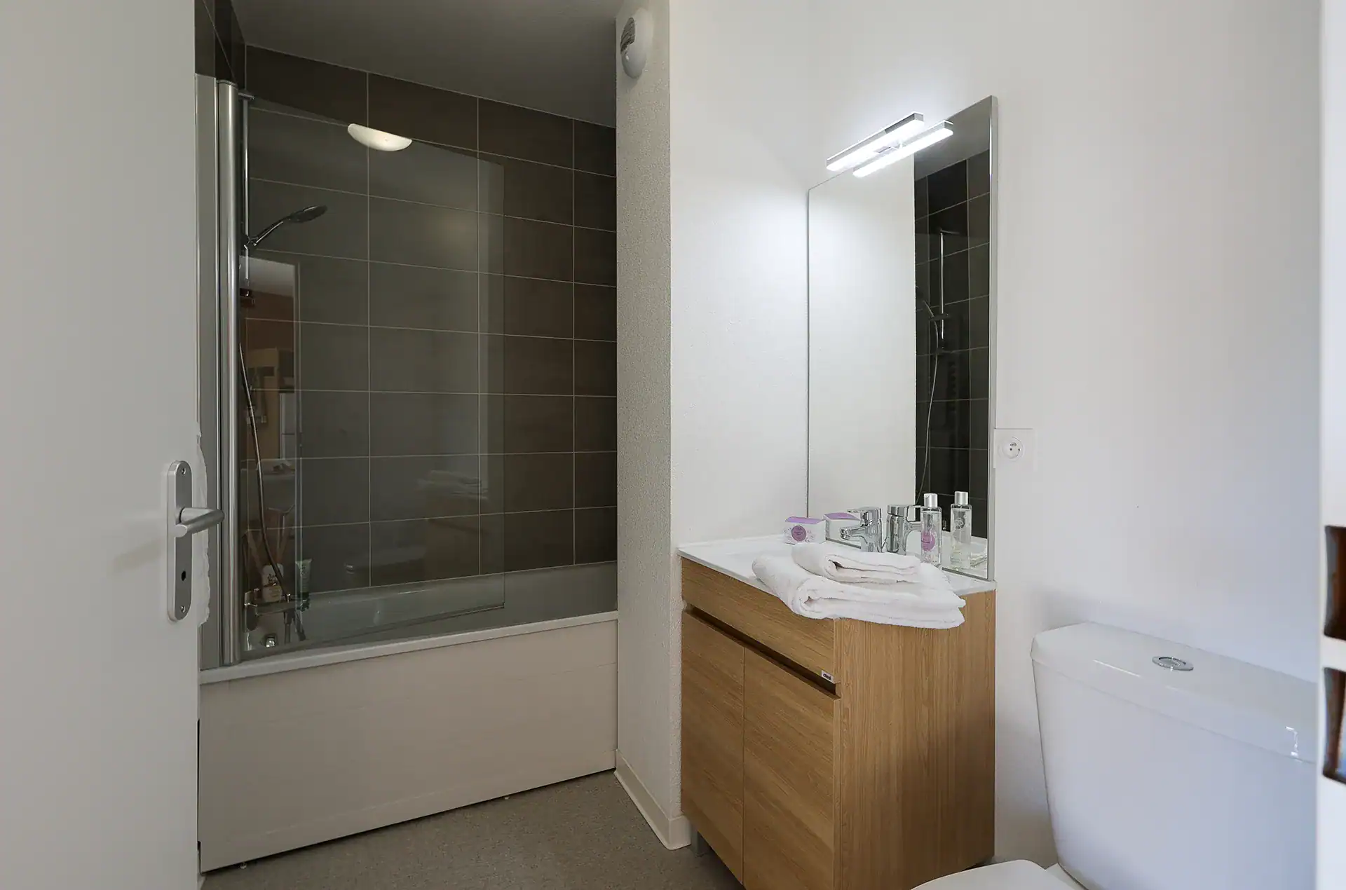 Example of a bathroom at the Goélia Le Domaine d'Uhaina holiday residence in Urrugne in the Basque Country