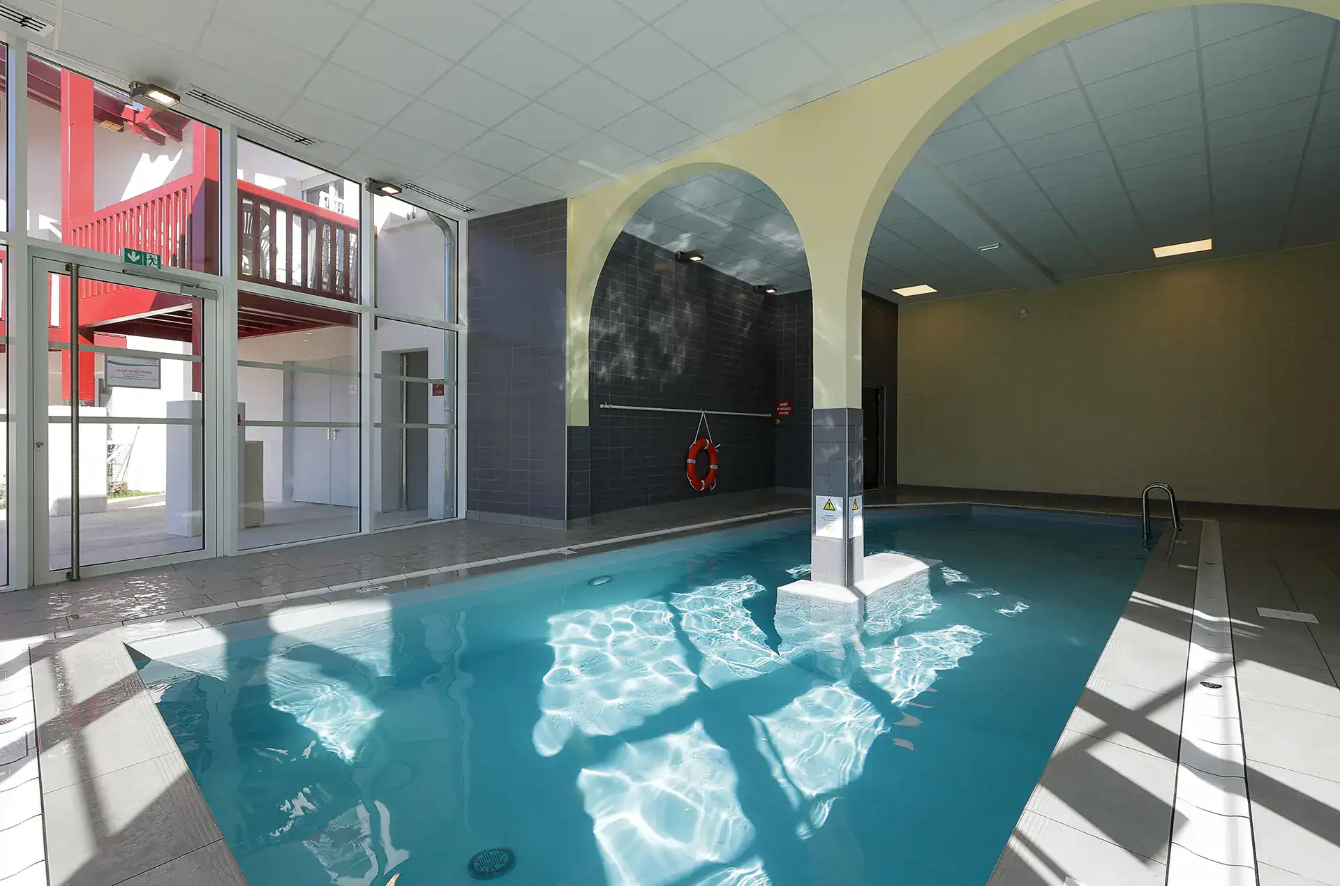 Indoor swimming pool at the Goélia Le Domaine d'Uhaina holiday residence in Urrugne in the Basque Country