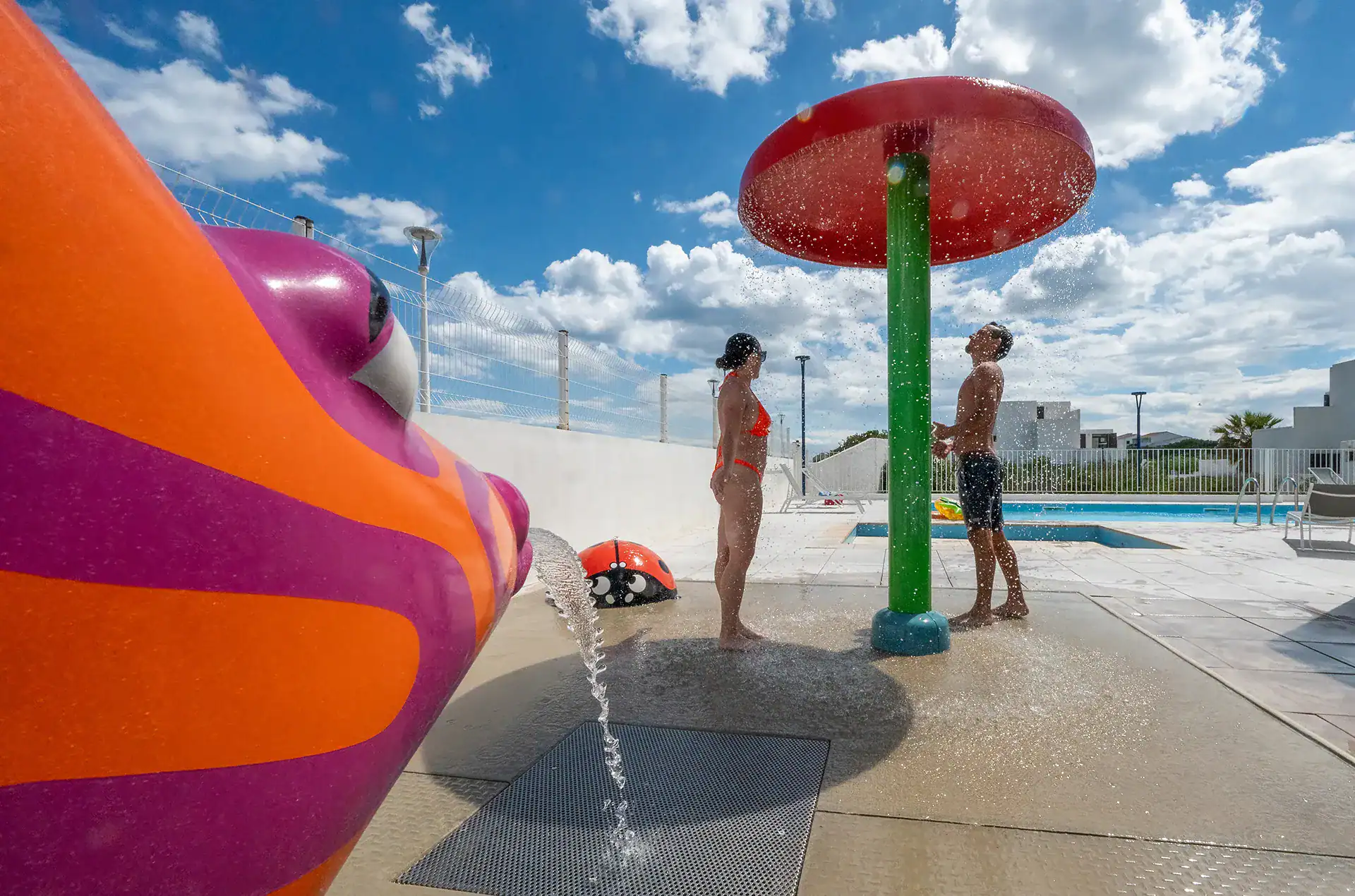 Piscine extérieure chauffée de la résidence de vacances Goélia Les Carrats à Port-Leucate