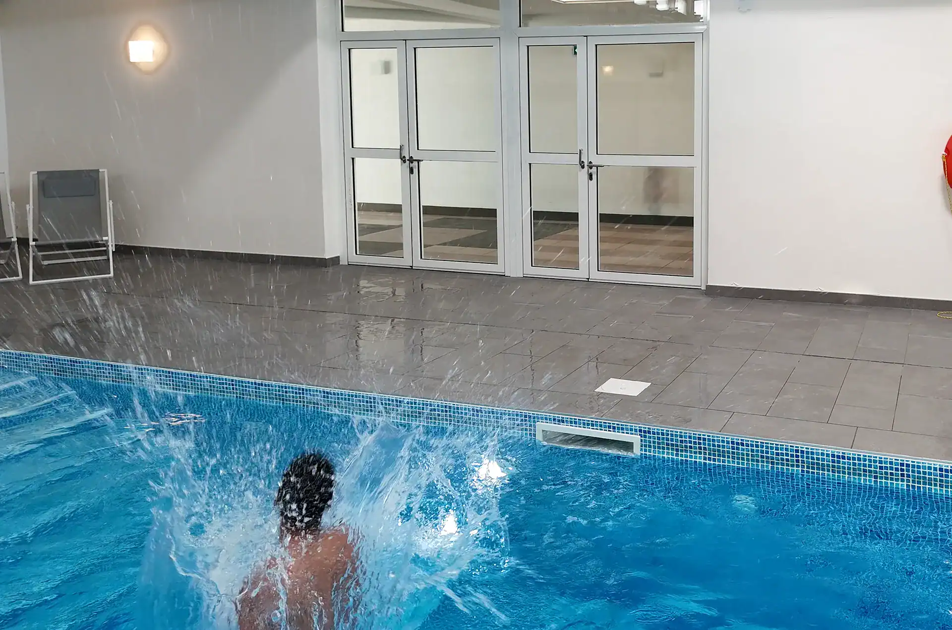 Piscine intérieure chauffée de la résidence de vacances Goélia Les Carrats à Port-Leucate