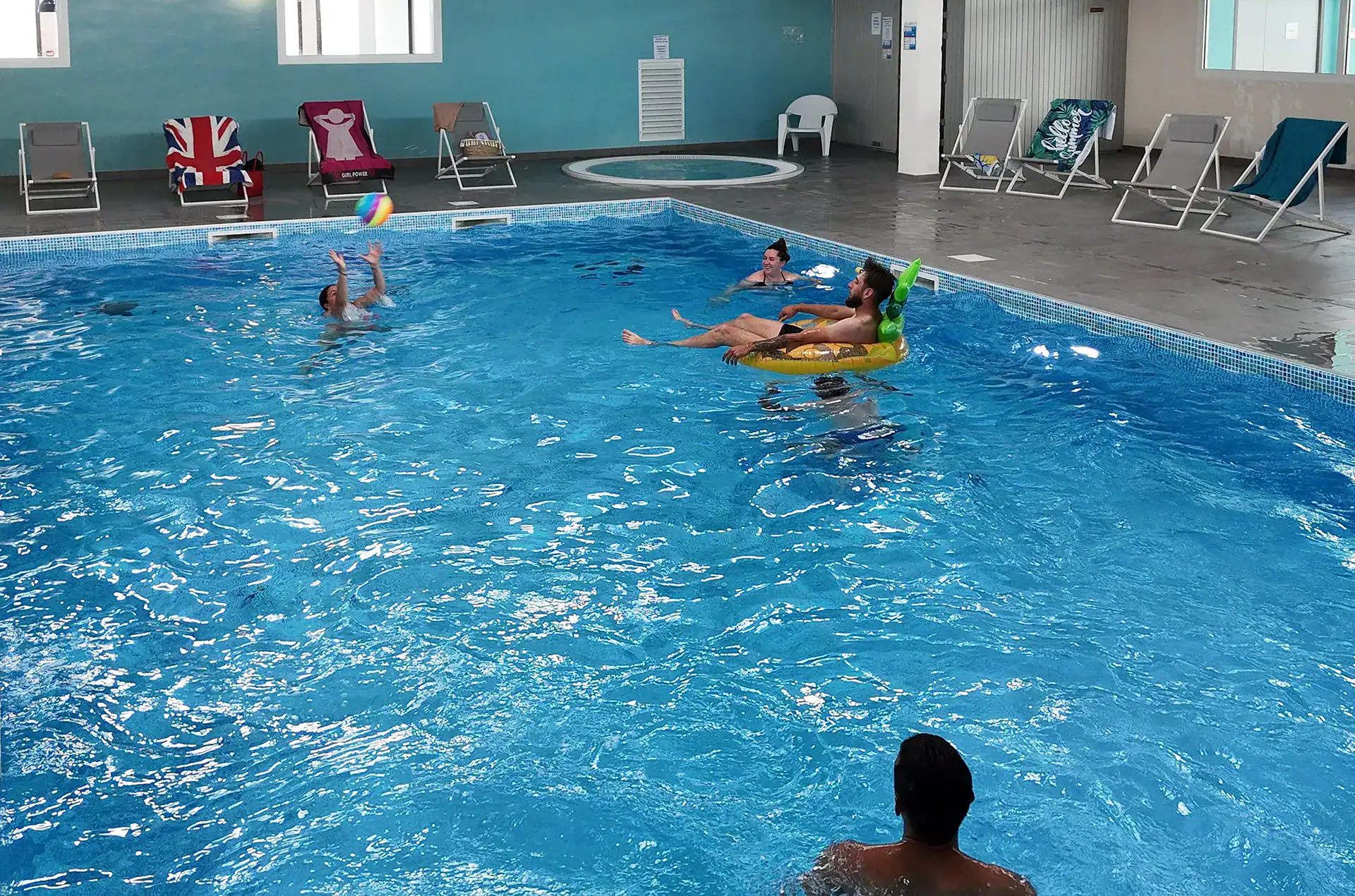 Piscine intérieure chauffée de la résidence de vacances Goélia Les Carrats à Port-Leucate