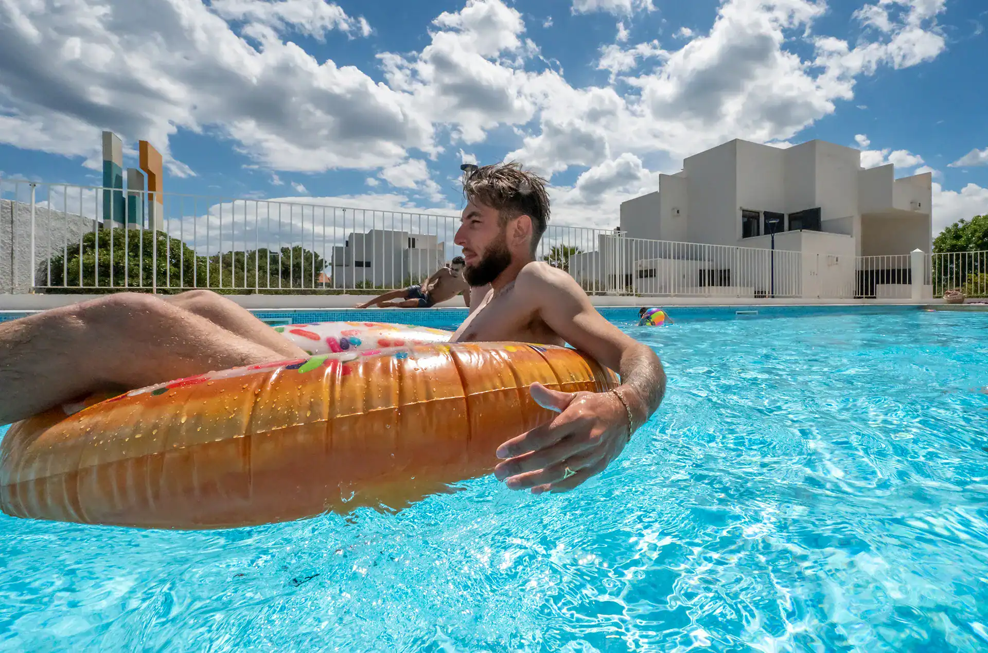 Piscine extérieure chauffée de la résidence de vacances Goélia Les Carrats à Port-Leucate