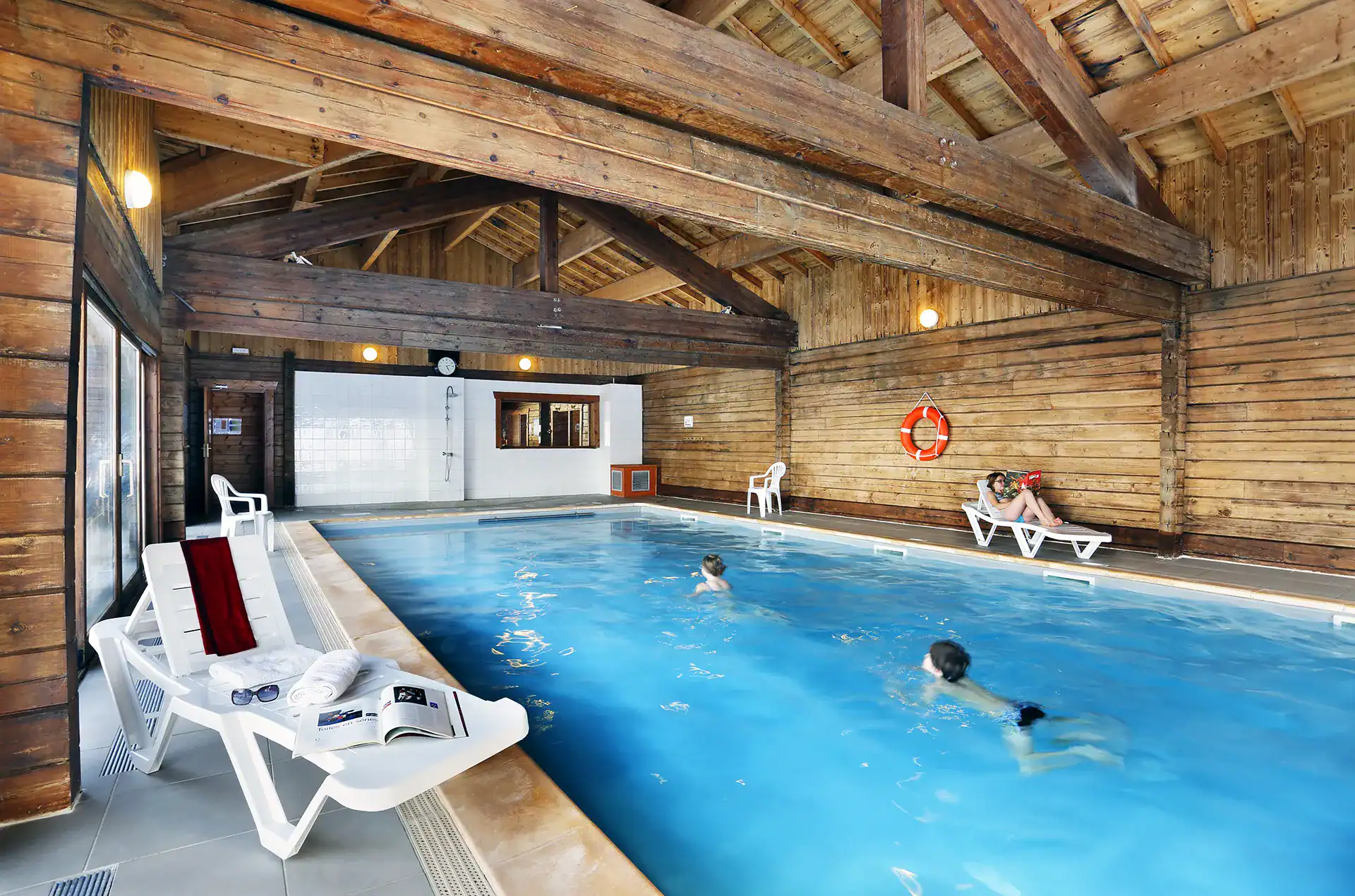 Heated indoor swimming-pool at the Goélia Les Chalets du Bois de Champelle holiday residence in Morillon 