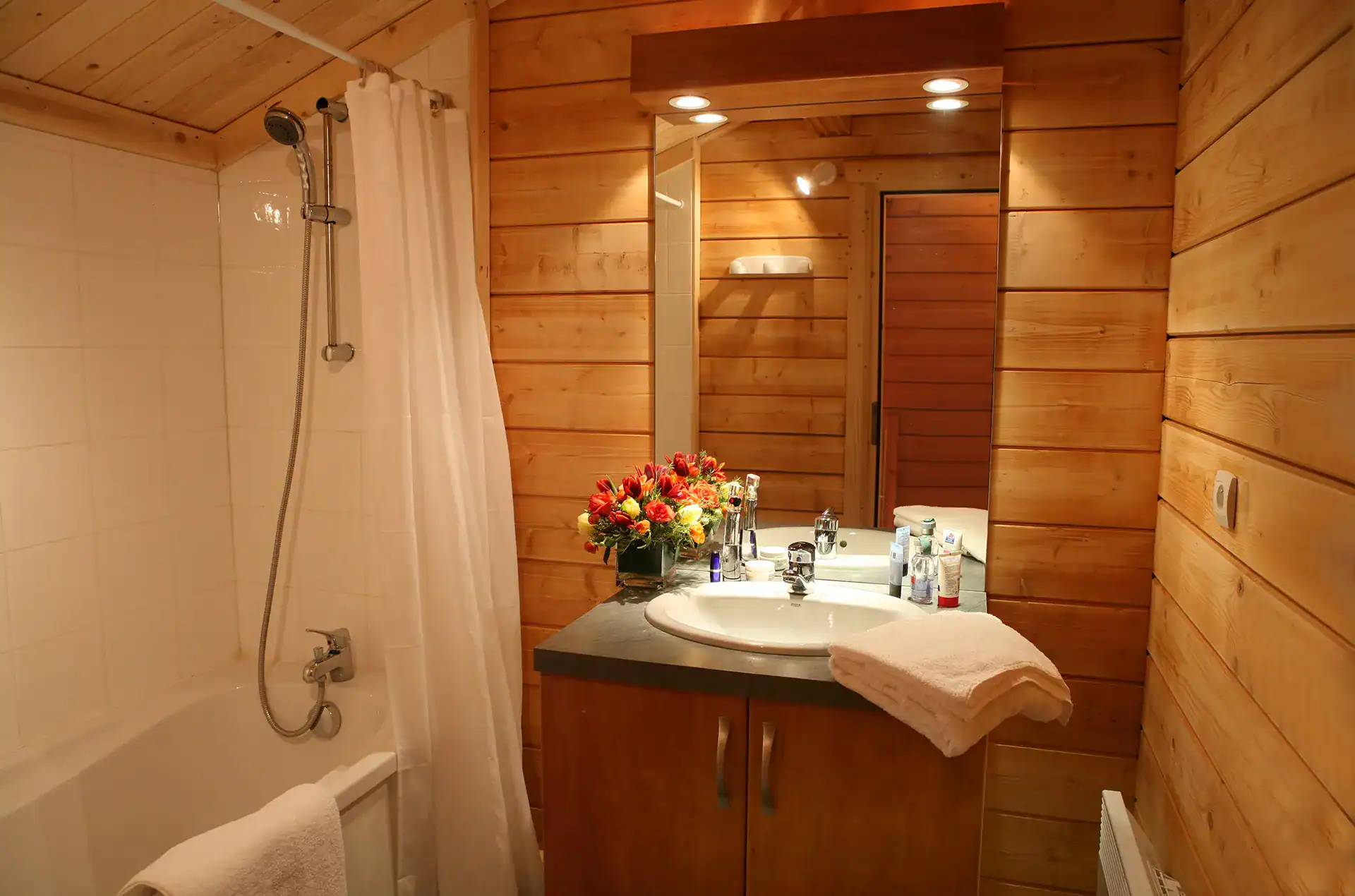 Example of a bathroom at the Goélia Les Chalets du Bois de Champelle holiday residence in Morillon 