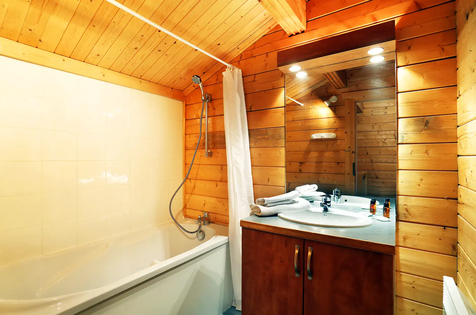 Example of a bathroom at the Goélia Les Chalets du Bois de Champelle holiday residence in Morillon 