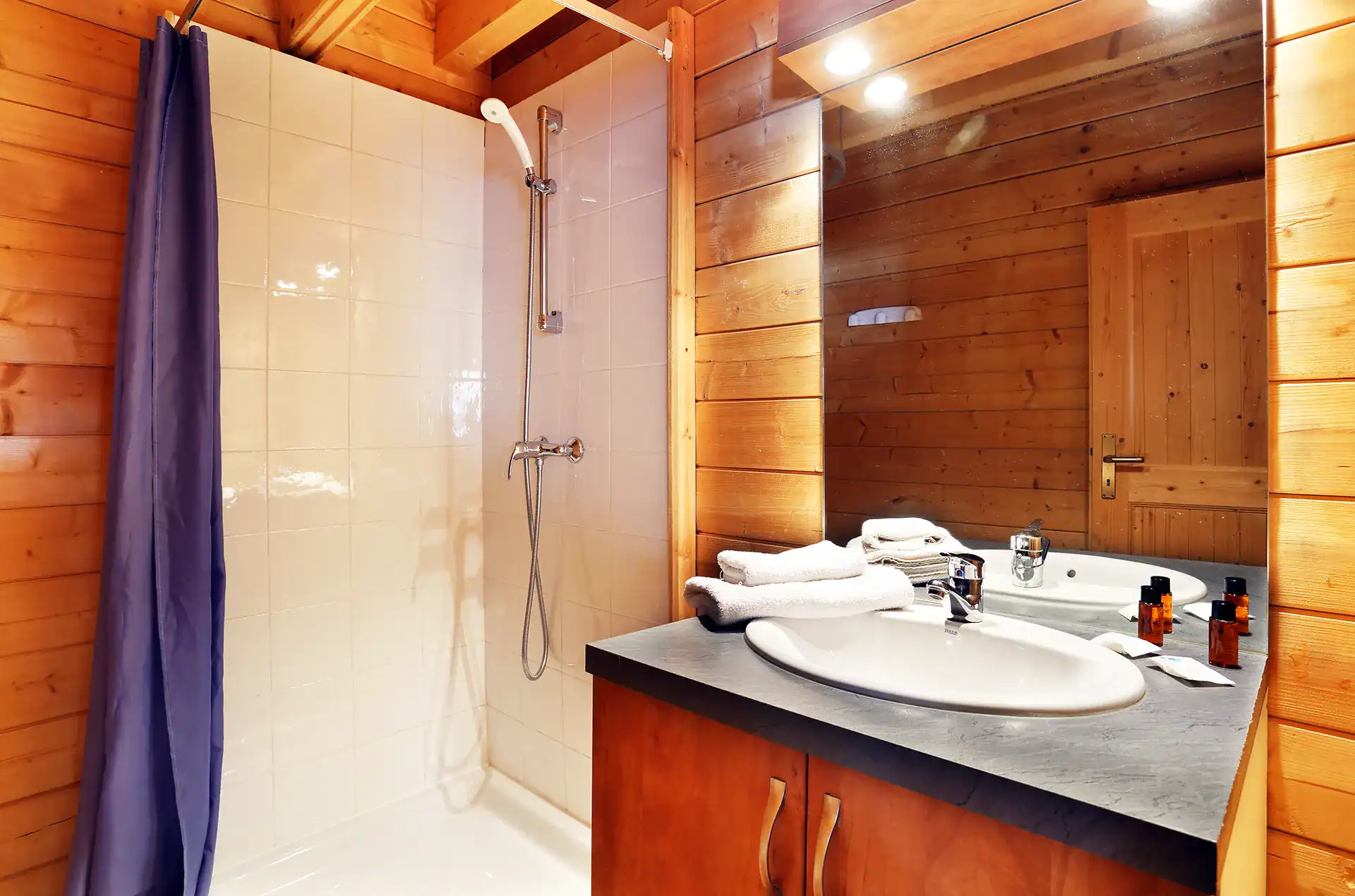 Example of a bathroom at the Goélia Les Chalets du Bois de Champelle holiday residence in Morillon 
