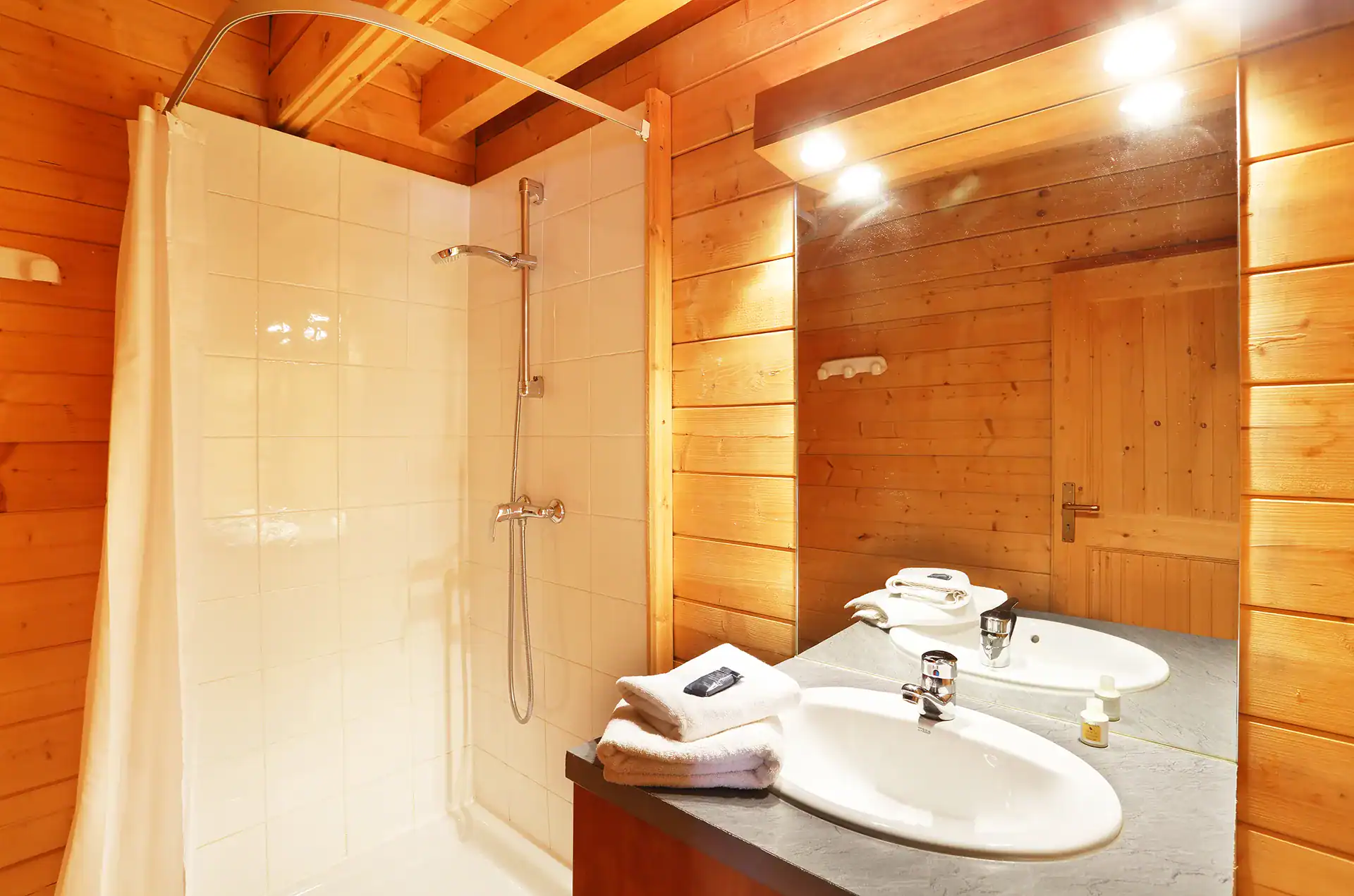 Example of a bathroom at the Goélia Les Chalets du Bois de Champelle holiday residence in Morillon