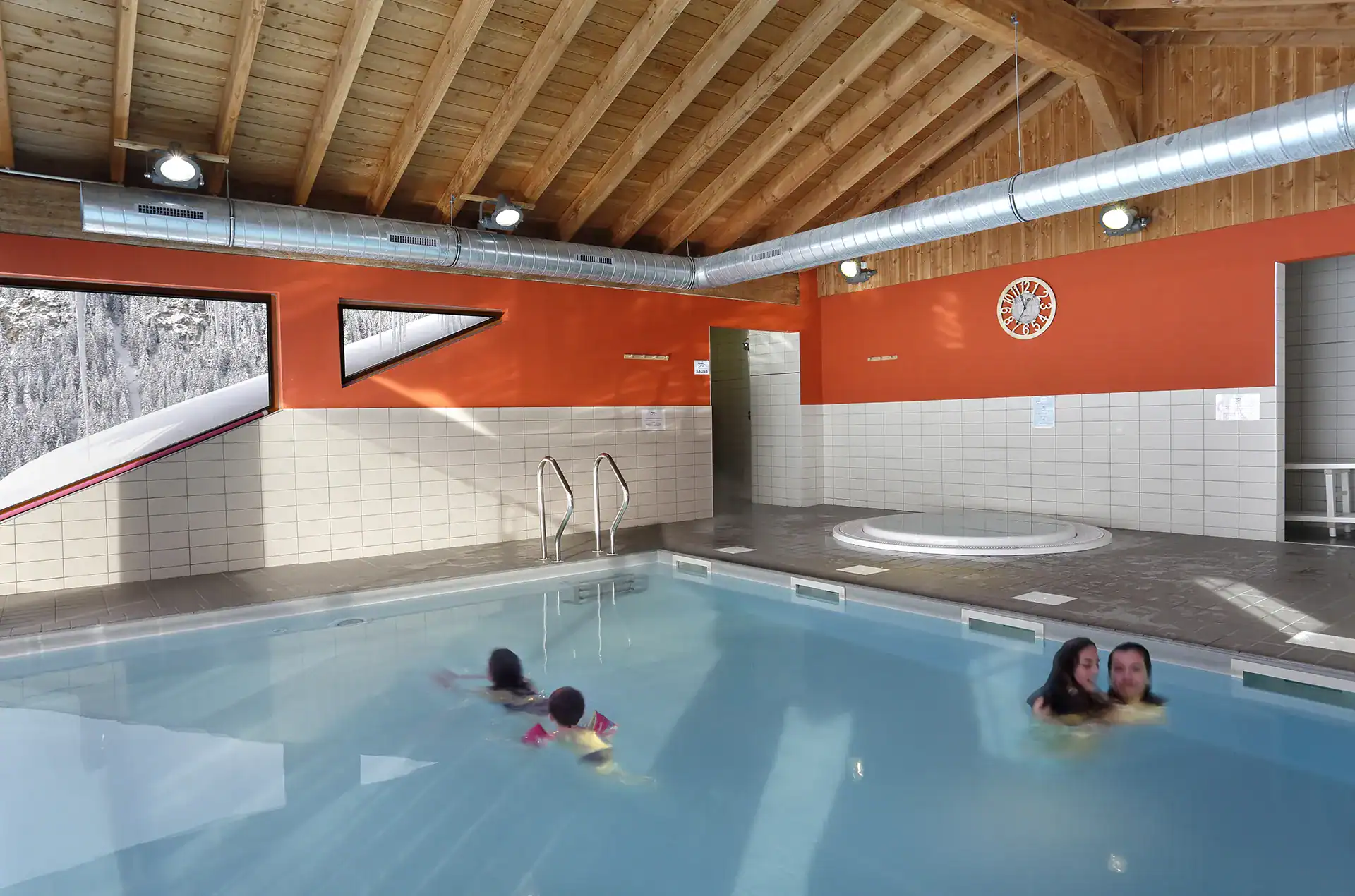 Heated indoor/outdoor swimming pool at the Goélia Le Grand Lodge holiday residence in Châtel