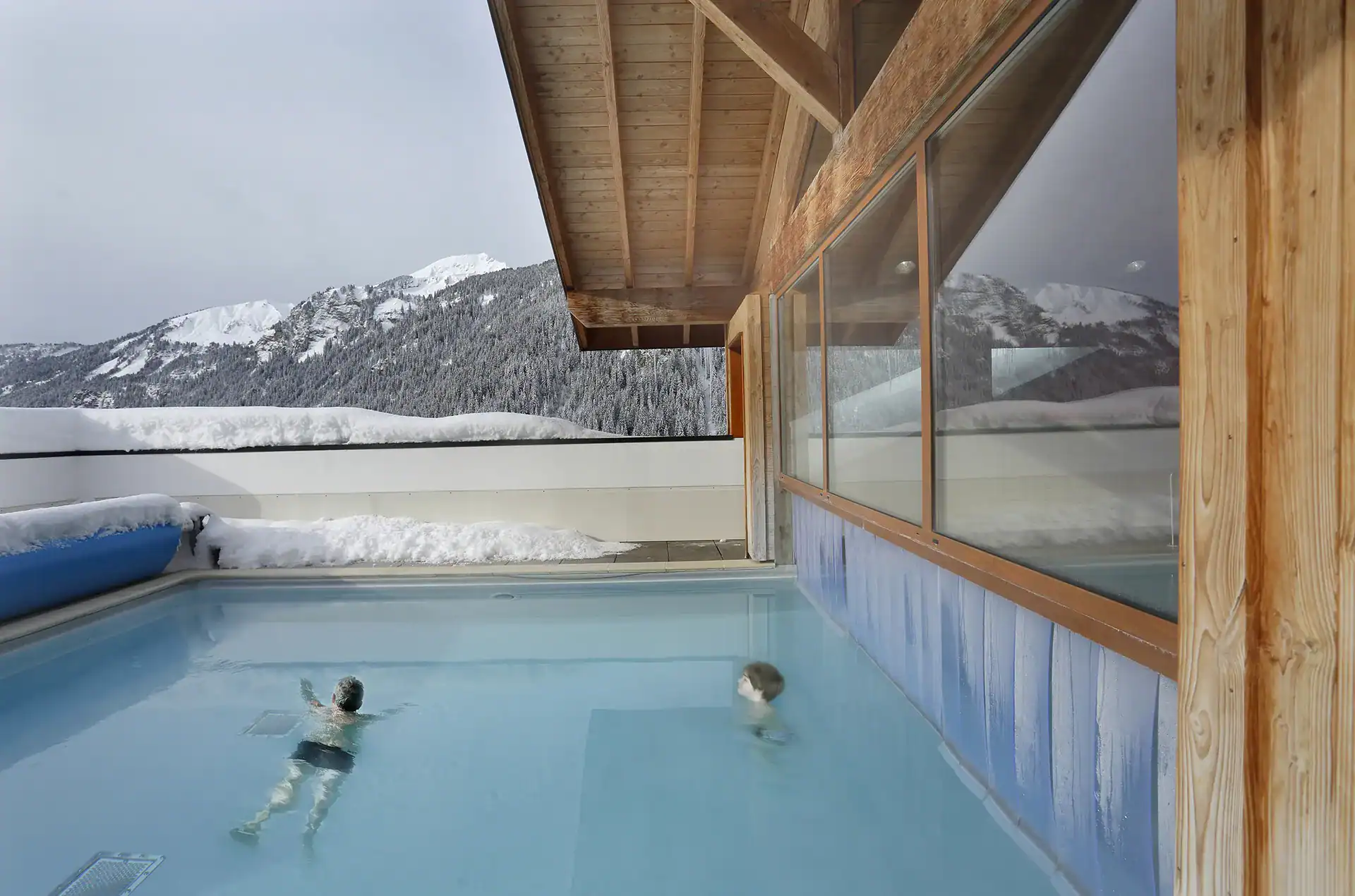 Heated indoor/outdoor swimming pool at the Goélia Le Grand Lodge holiday residence in Châtel