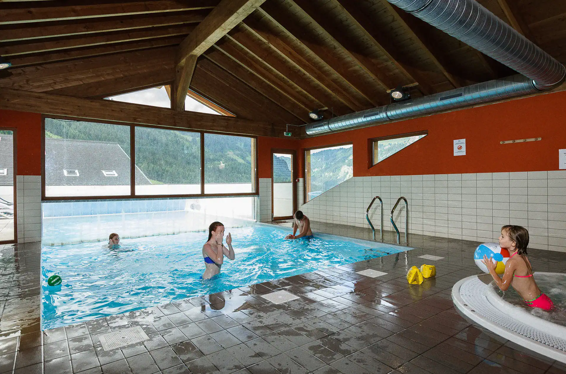 Piscine semi intérieure / extérieure et bain à remous de la résidence de vacances Goélia Le Grand Lodge à Châtel