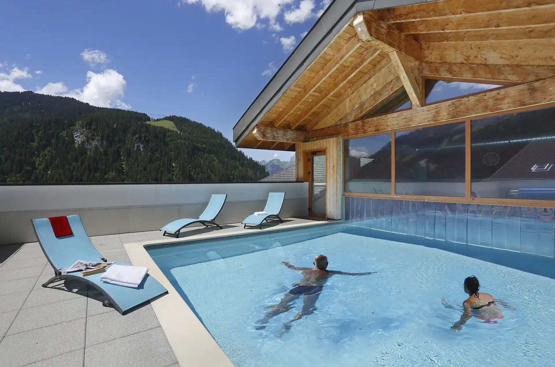 Piscine semi intérieure / extérieure  de la résidence de vacances Goélia Le Grand Lodge à Châtel